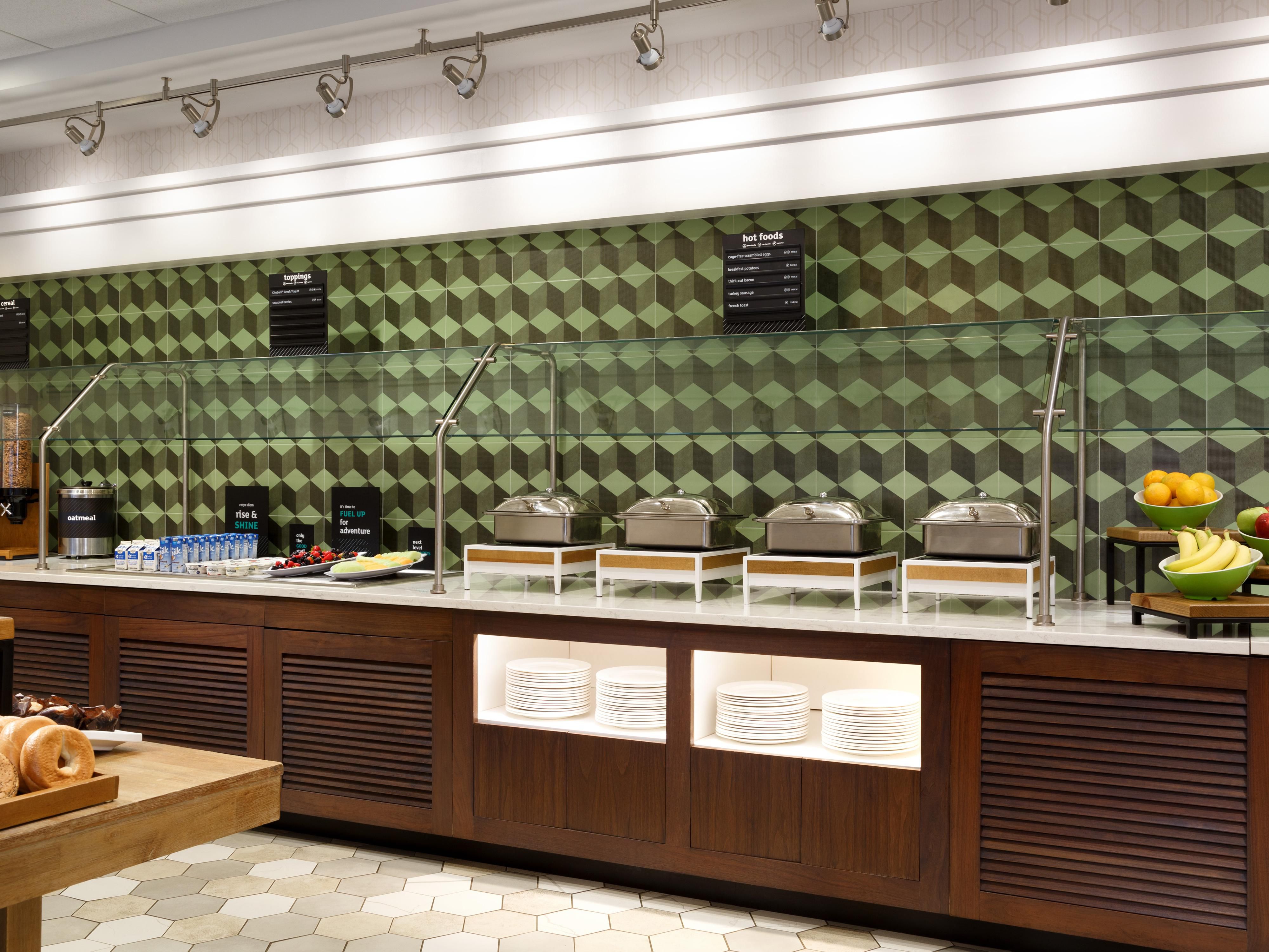 Whether you're traveling on business or with family, our full-service bar and restaurants offer something for everyone. Join us each morning in Chantilly's for a buffet breakfast featuring fresh and healthy options. In the evening, O'Malley's offers chef-inspired dishes, craft cocktails, and a well-curated beer and wine list with local selections. 