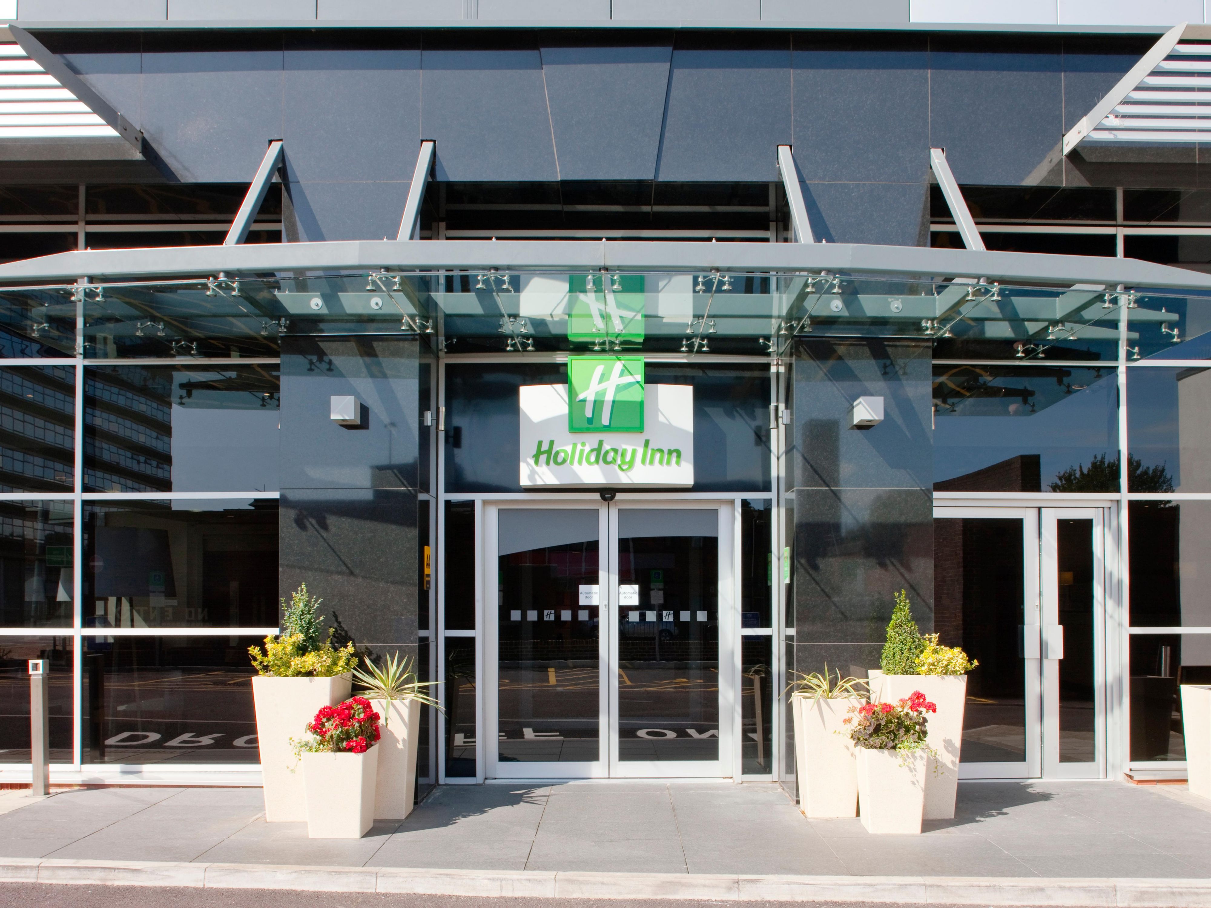 Holiday Inn Stevenage is perfectly located with excellent transport links. Just a short 20-minute train ride from central London and a 30-minute drive from Luton Airport! With limited on-site parking, Southgate Long Stay car park is a 3-minute walk away, by following the underpass, or a 2-minute drive, by making a U-turn at the nearest roundabout.