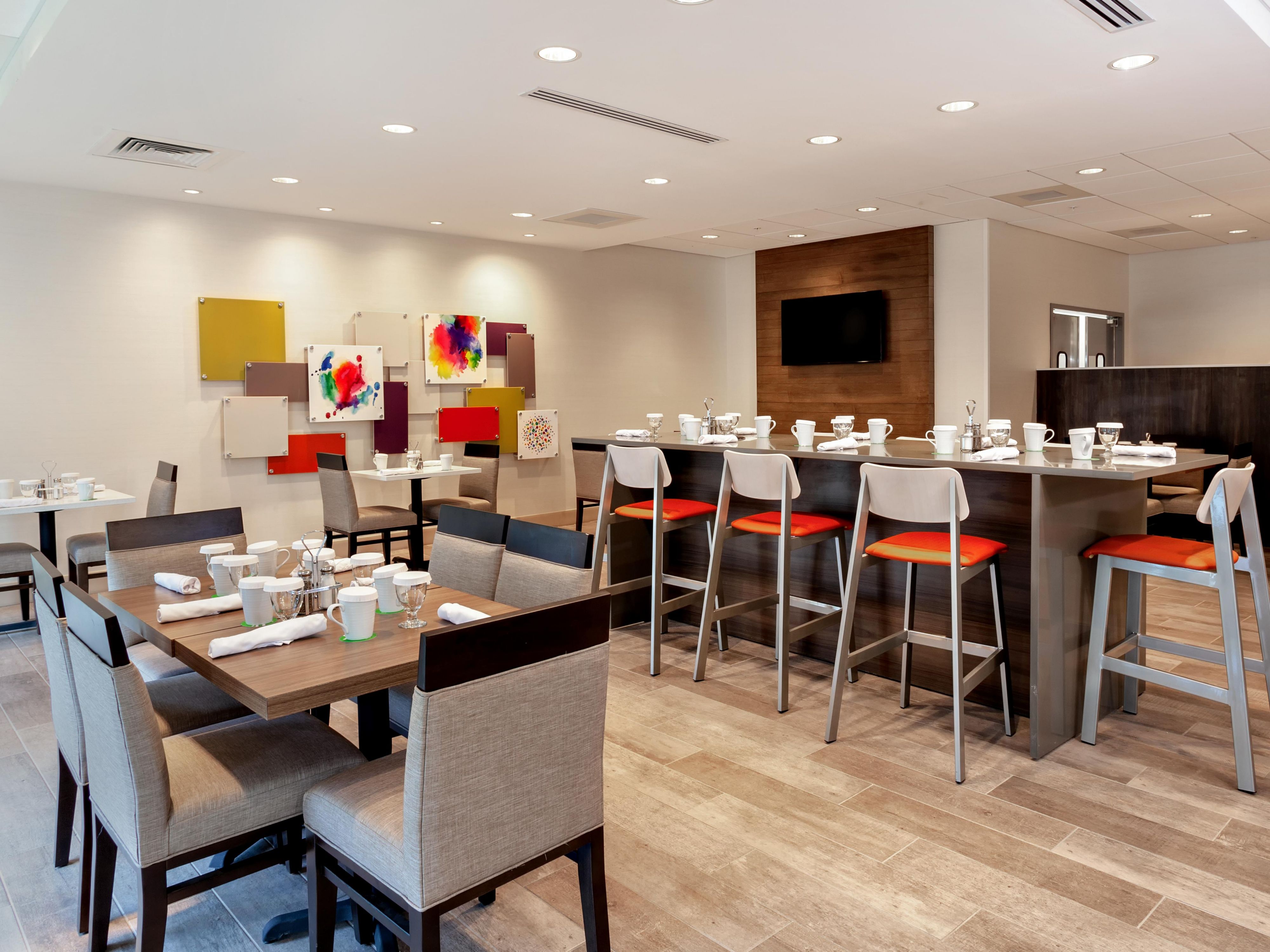 Savor American classics for breakfast and dinner and enjoy traditional Southern favorites with daily specials at Capitol Bar & Grill.  With a full bar and a warm, inviting atmosphere, we serve breakfast and dinner daily. Enjoy grab-n-go options at our 24/7 lobby market. Kids under 12 eat free at Capital Bar and Grill with a paying adult order.