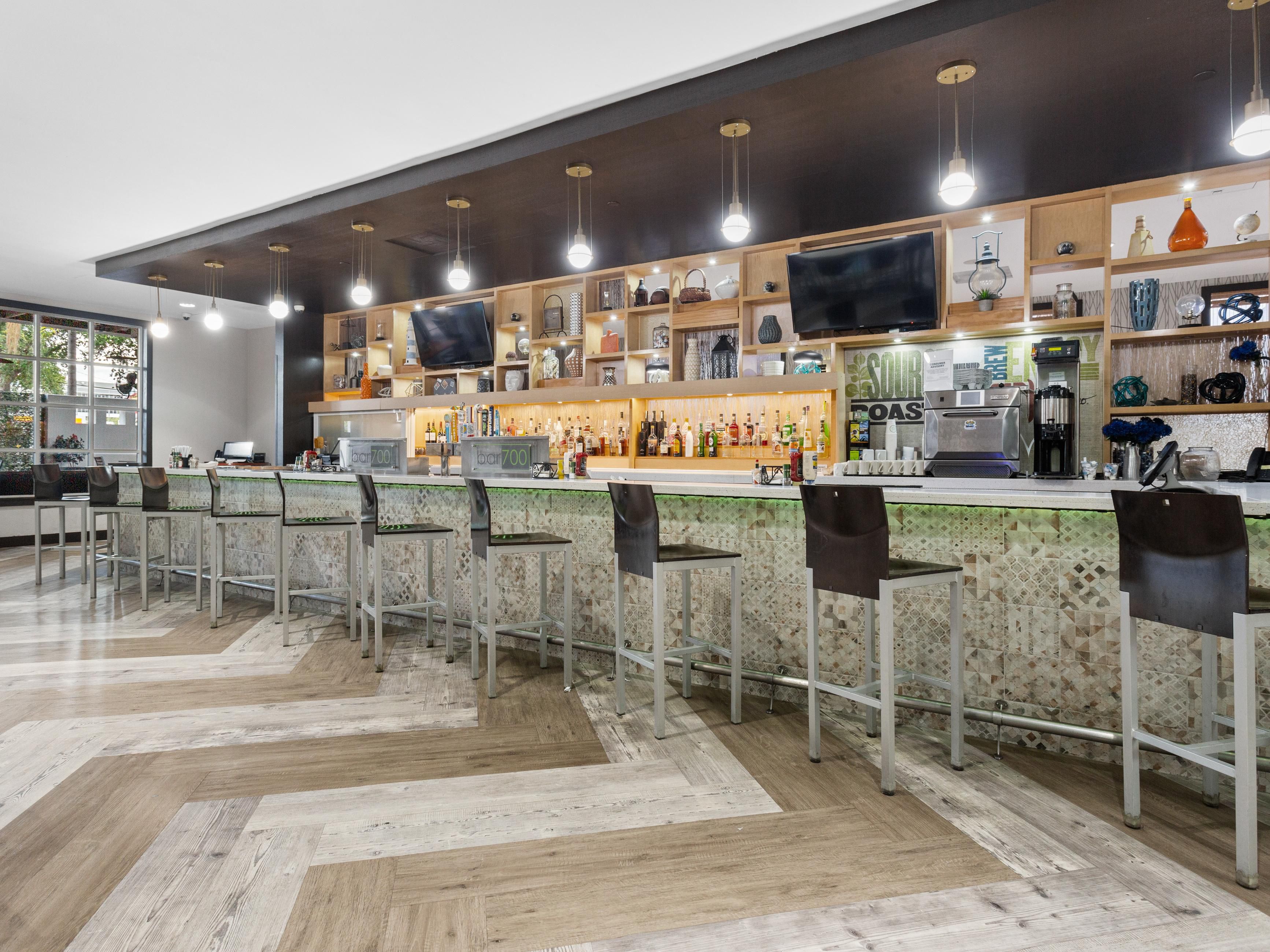 Inside the Holiday Inn Tampa Westshore - Airport Area, restaurant dining shines with Bar700’s trendy American bites and cocktails in a sleek, modern lounge—perfect for unwinding. Just steps away, Curry N Vegan serves fresh, flavorful Indian vegan dishes in a casual, welcoming spot—ideal for hotel guests and locals seeking tasty, convenient meals.