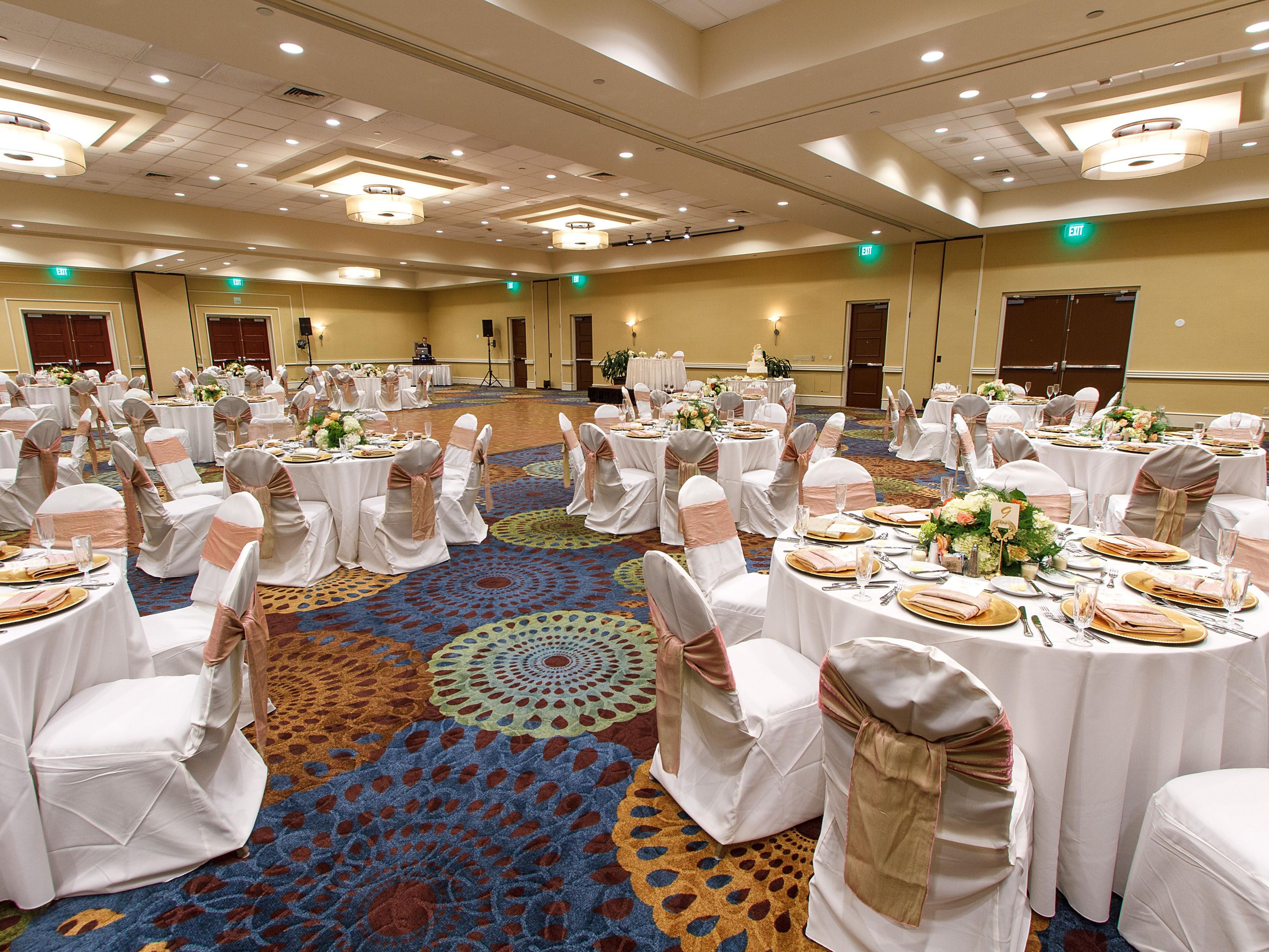 The Holiday Inn Tampa Westshore - Airport Area offers over 12,000 square feet of flexible meeting and event space, making it an ideal venue for conferences, training sessions, and social gatherings. The meeting spaces are situated on the ground floor, ensuring dedicated access and ample parking. With a variety of room sizes and configurations.