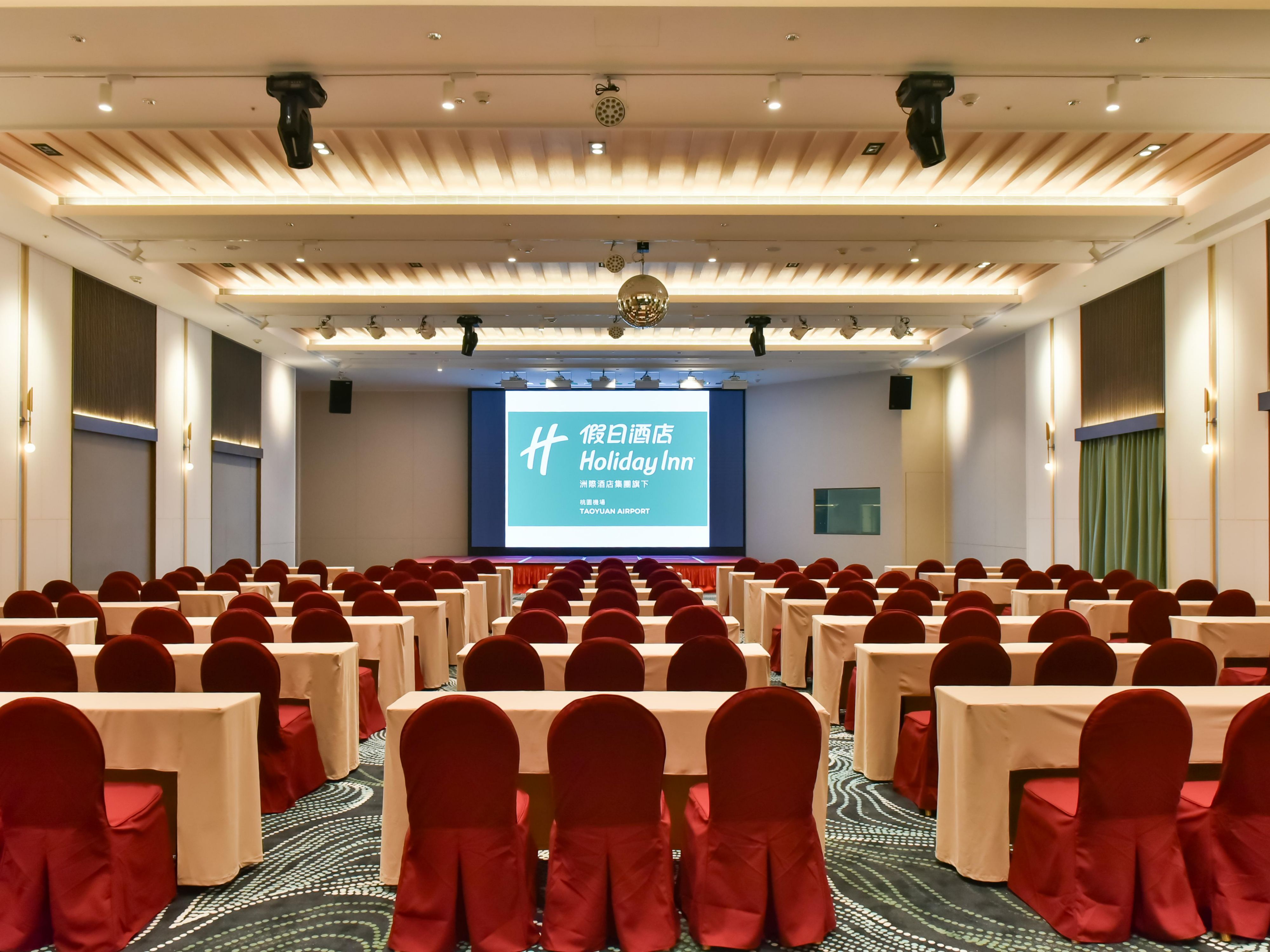 千禧厅为桃园区具规模与弹性的会展空间，可容纳多达800人。千禧A与B厅可独立或合併使用，支援剧院型、教室型、宴会型等多元场地配置，适用于国际会议、企业内训、产品发表会、婚礼及春酒尾牙等各式活动。