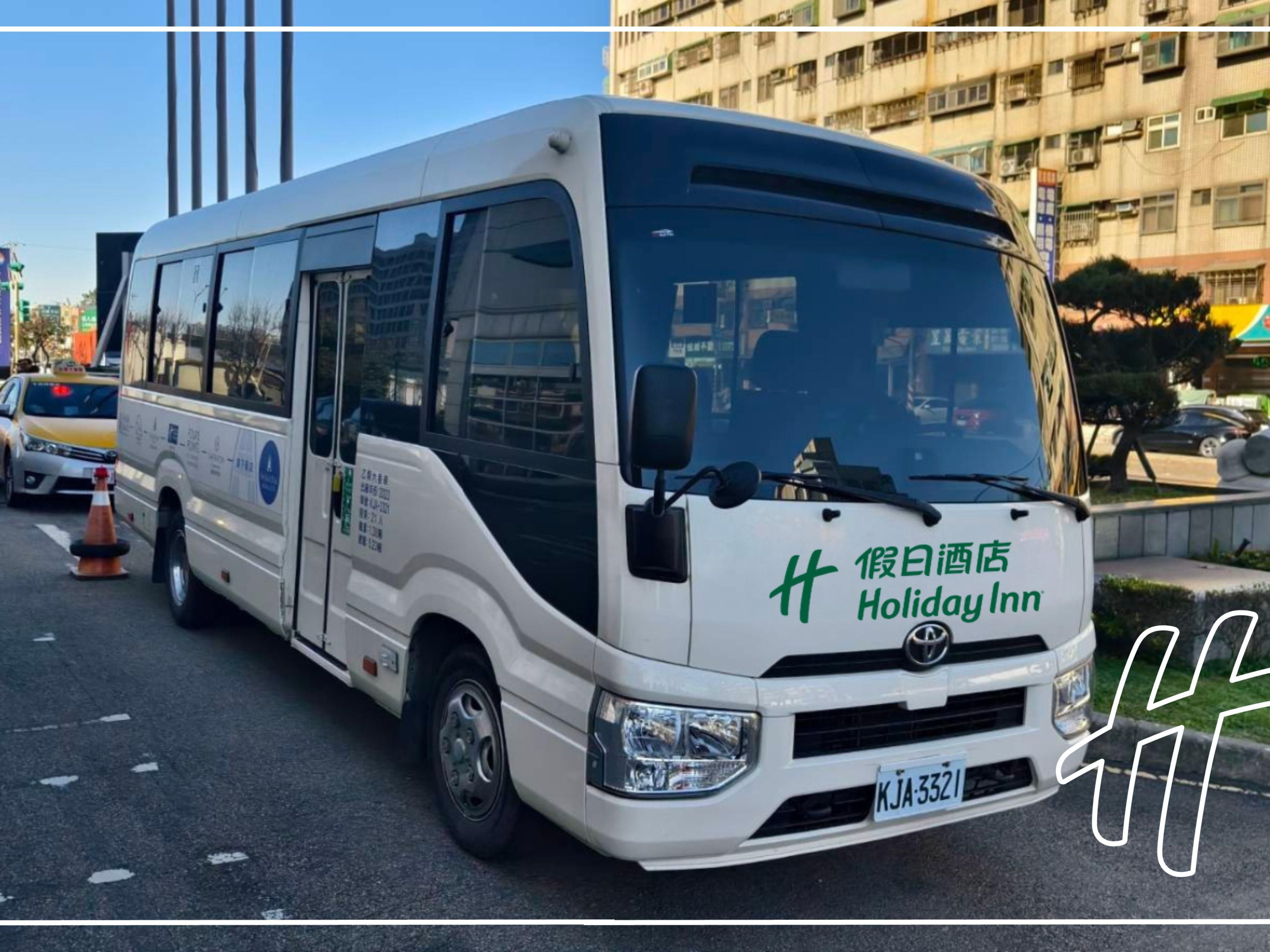 本酒店提供往返桃园机场与桃园高铁站的预约制接驳服务，欢迎来电或洽询柜台预订。自行开车旅客可享退房日起五天免费停车，无论转机或出差，都能从容出发、微笑启程。