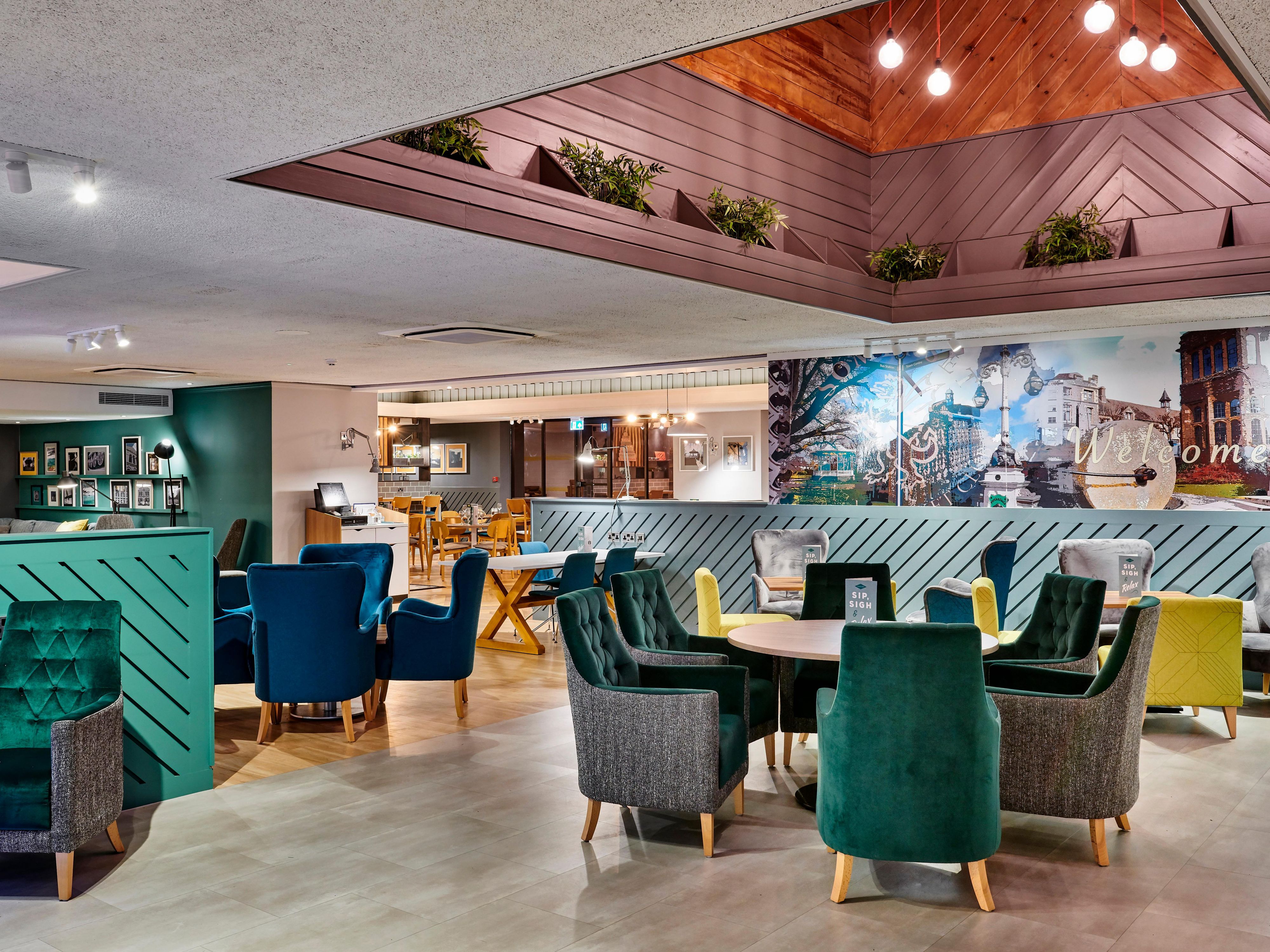 Our hotel has a range of food and drink options for our guests to enjoy. Our lounge and bar areas are open throughout the day and offer a relaxing place to grab a drink, a hearty meal or a light bite. 