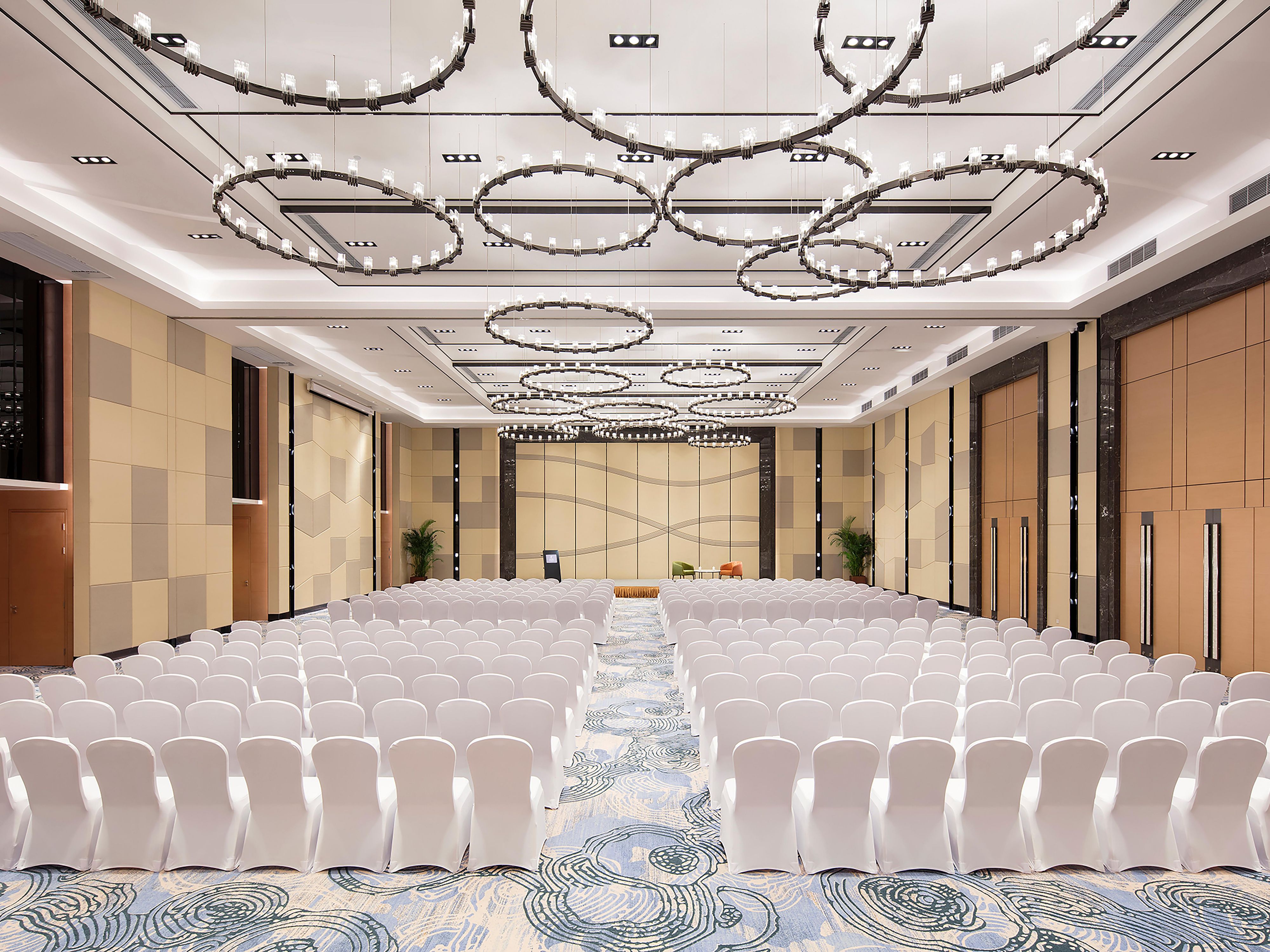 For those with business and events needs, we have 1600 meters of versatile meeting space, which includes 1 ballroom and 9 meeting rooms. Our hotel banquet team is further available to customize all your event needs, whether hosting a boardroom meeting, an intimate champagne reception or a grand wedding banquet.