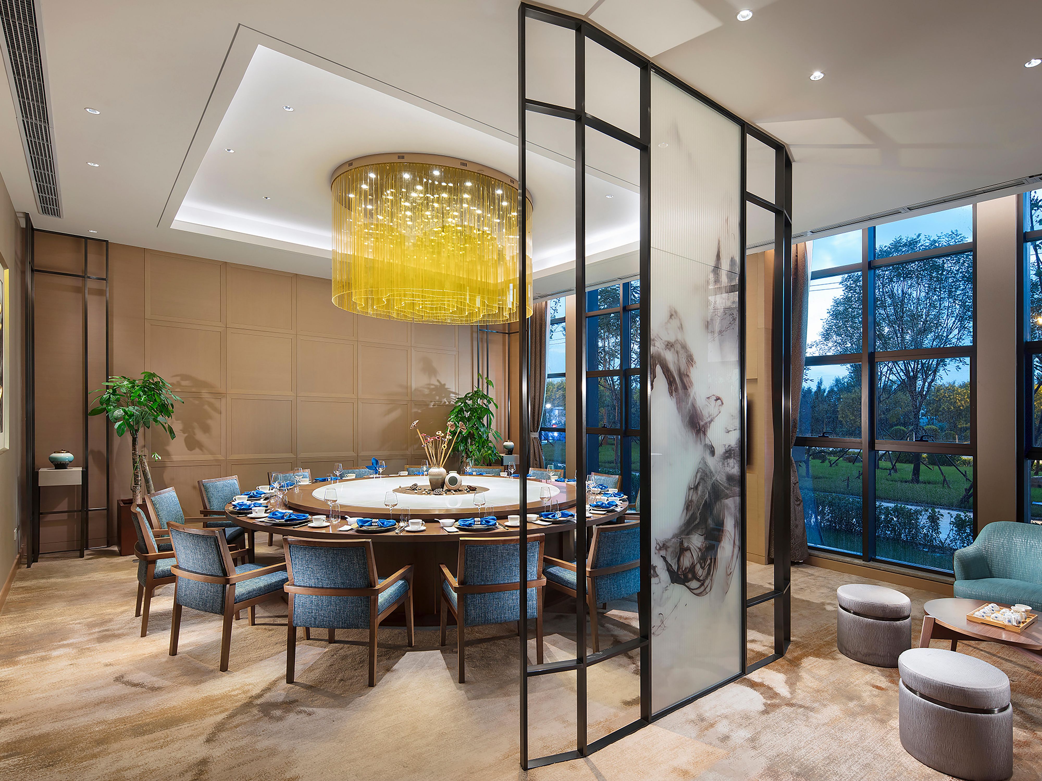 Utilizing authentic Cantonese, Sichuan, and Shandong cuisine and local signature ingredients, tailors “Innovative” and “Health Care” dietary concepts for business meals and family gatherings. Traditional Cantonese cuisine in “The Fusion” style is a combination of local flavors, bringing a fresh experience for our guests.