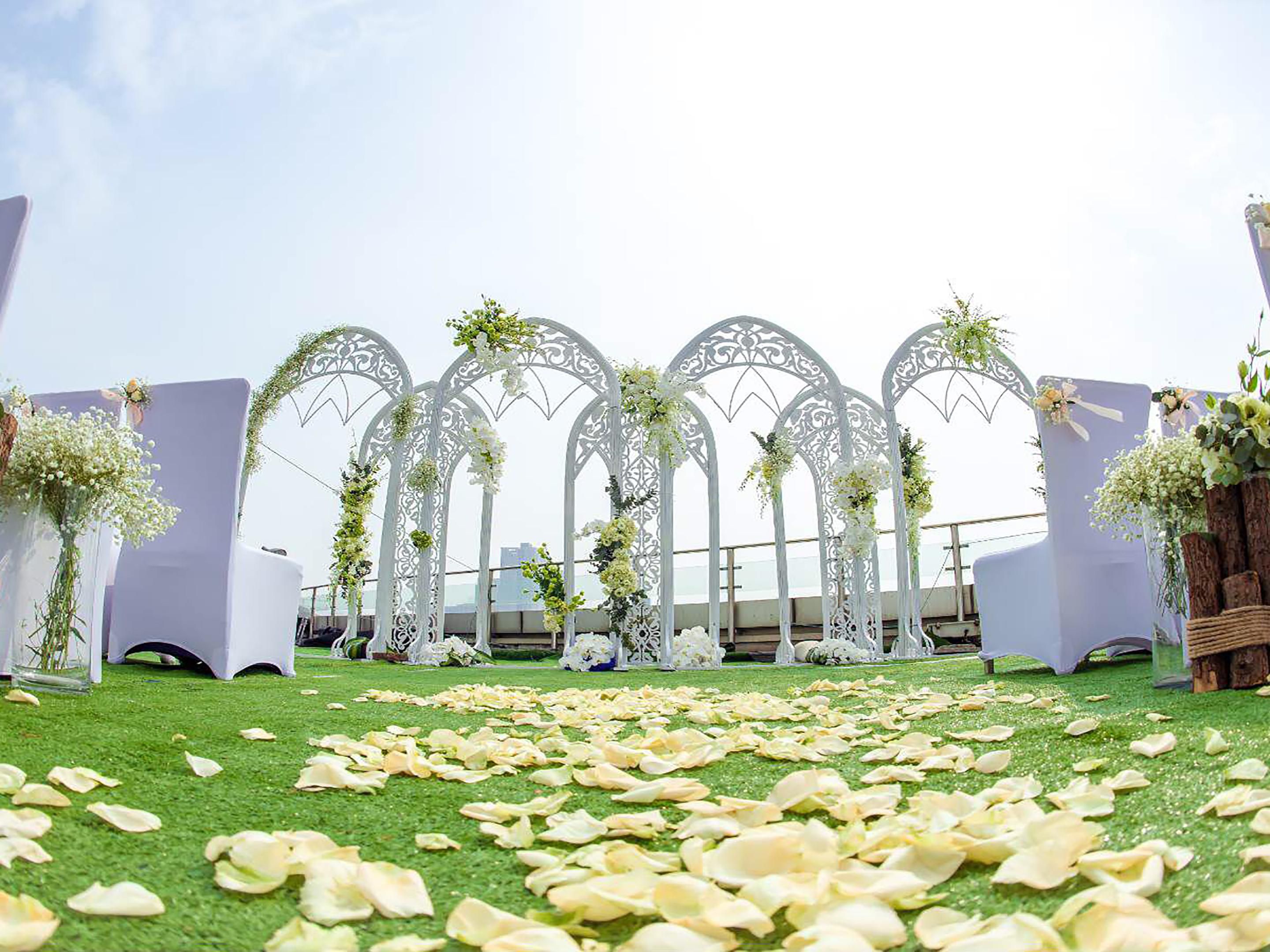 Outdoor wedding under the Tientsin Eye.