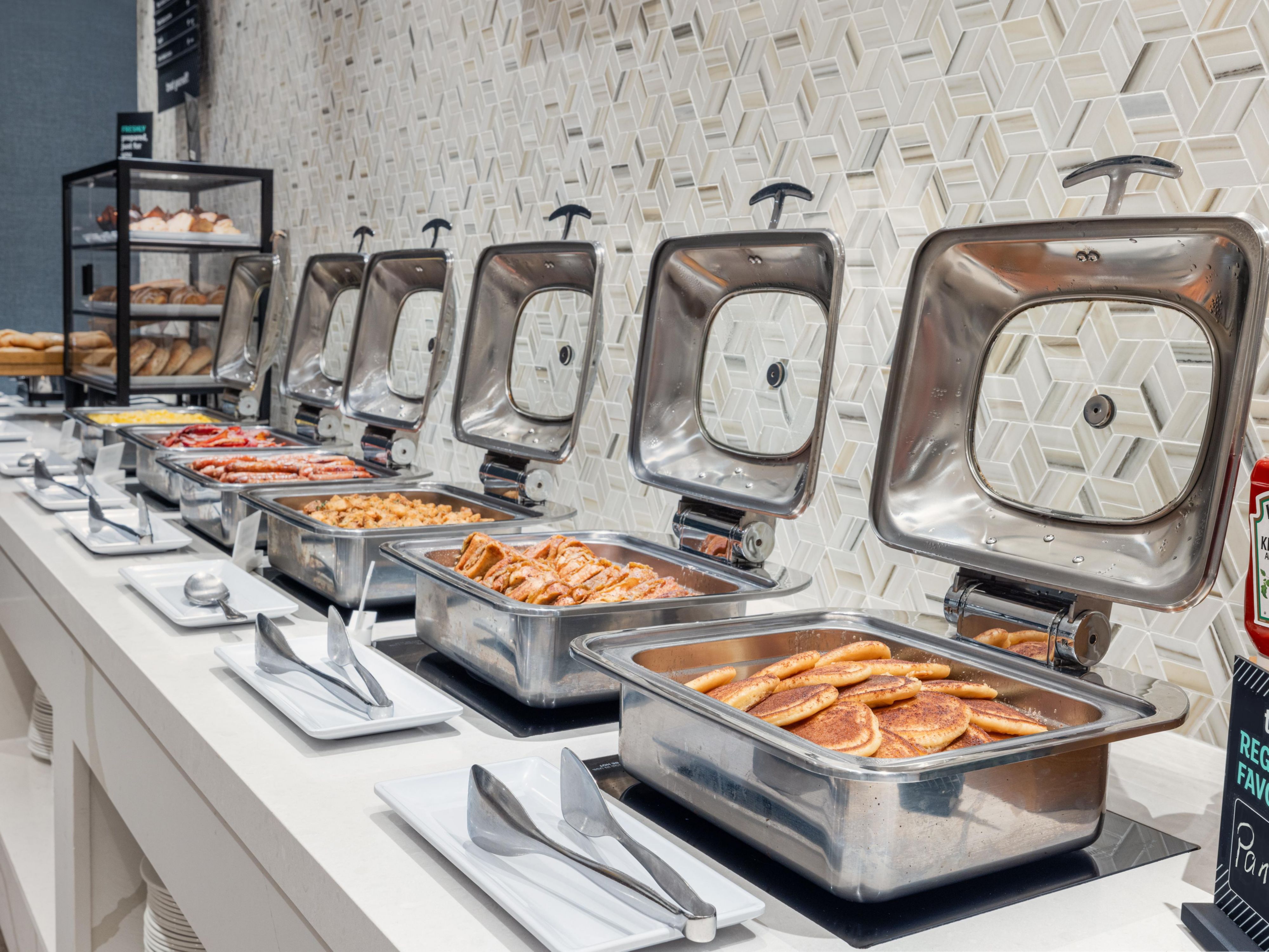 Fuel your day with our delicious full breakfast buffet, showcasing classic Canadian morning favorites. Enjoy a hearty selection of breakfast meats, crispy breakfast potatoes, fresh eggs, fluffy pancakes, and a variety of freshly baked pastries. Complement your meal with refreshing juices and freshly brewed coffee or tea.
Daily from 6:30 to 10:00 am