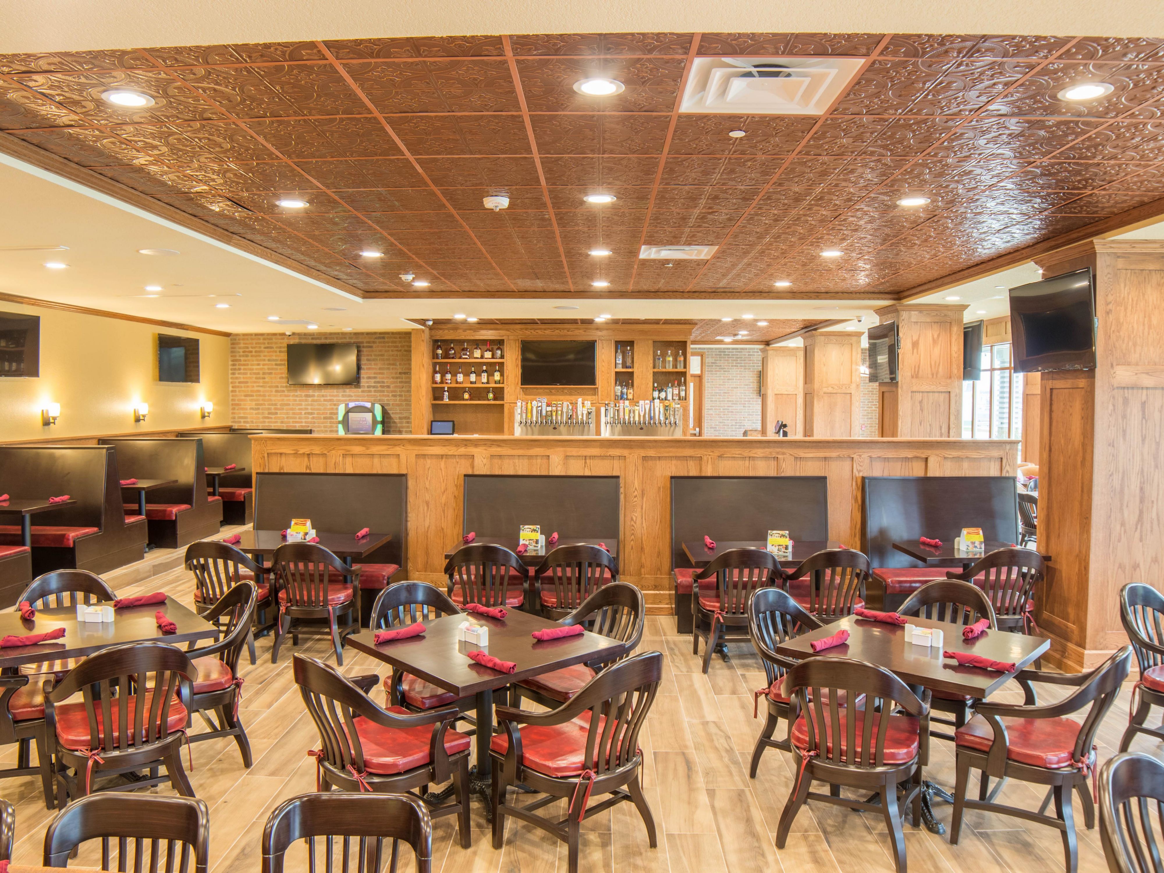 Serving breakfast, dinner, and drinks daily, Magnolia Restaurant is a limited-service restaurant and bar with a warm, friendly atmosphere. Enjoy classic comfort food like burgers & sandwiches while you unwind after meetings, or grab a drink with colleagues. Plus, kids under 12 eat free. 