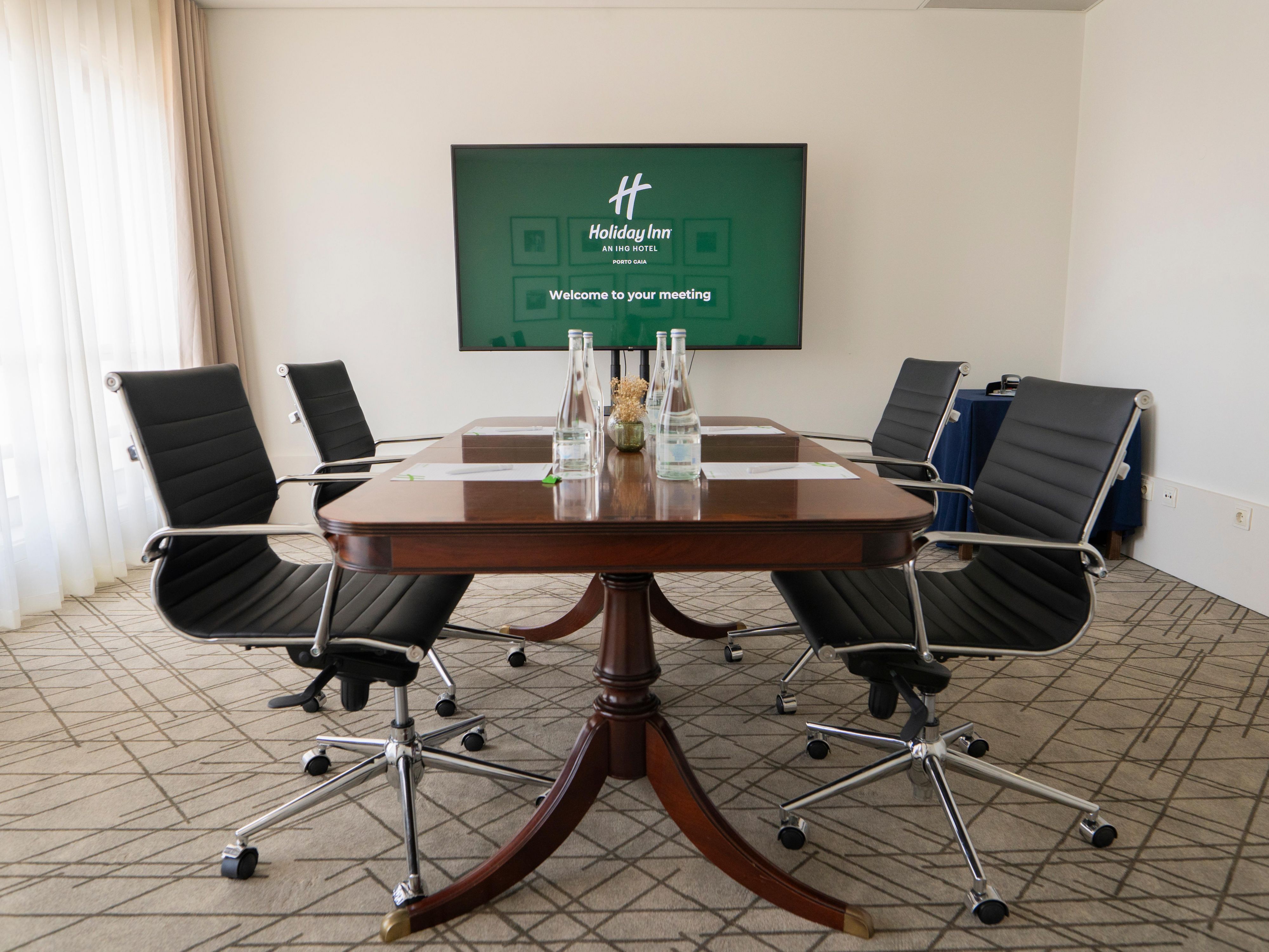 Our conference centre and the 16 versatile rooms are perfect for small meetings and large-scale events, hosting up to 350 guests. Guarantee your event on the exclusive 22nd floor with a panoramic view.