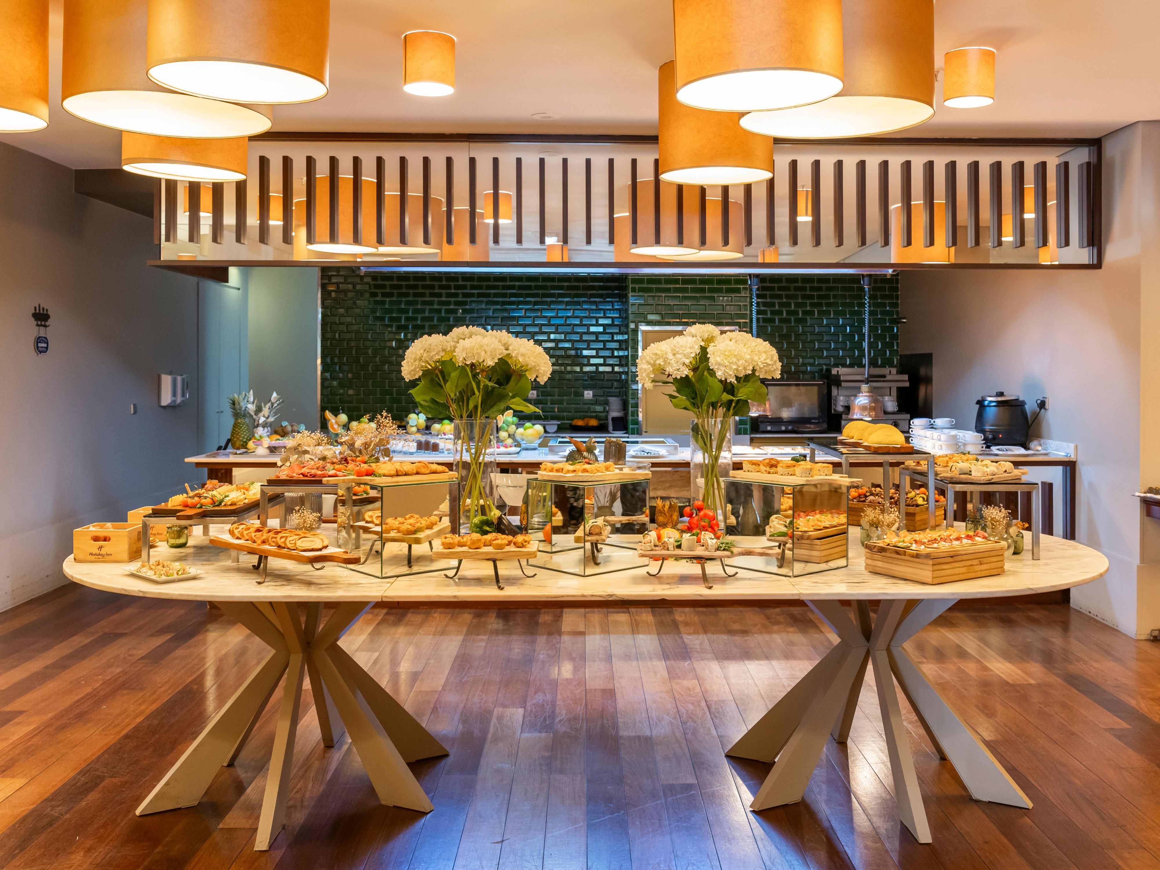 Nestled in the open lobby, the Friends Kitchen offers an inviting atmosphere to share great food at a business meeting or with friends. Open every day, experience our Do-It-Yourself Brunch, and a full all-day menu, whenever you are looking for healthy and comfort food.