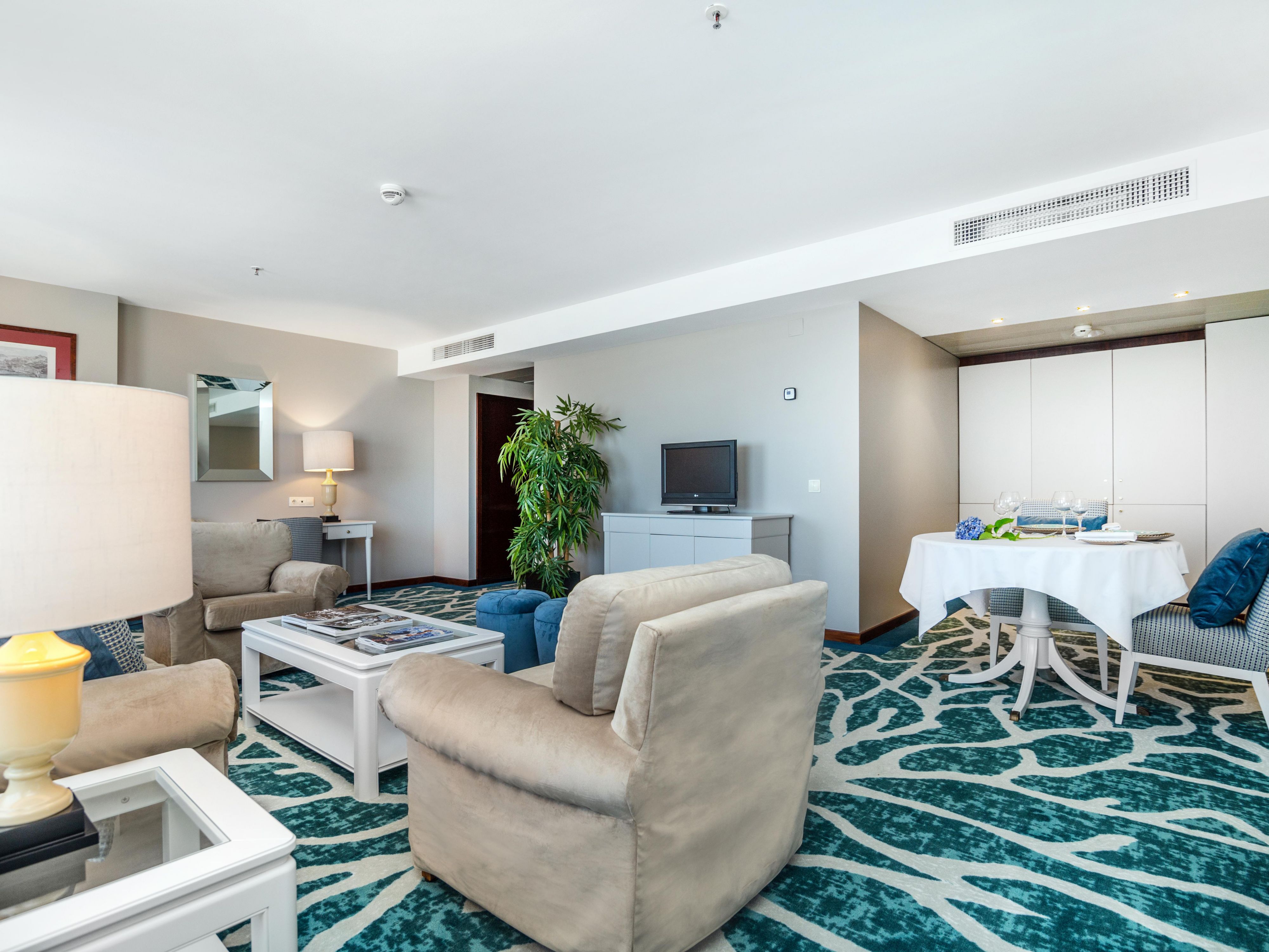 We have the perfect Family Suite to explore Porto. Enjoy the views over Oporto and the Douro River in our Duplex Suite, which offers 140 square meters of space.