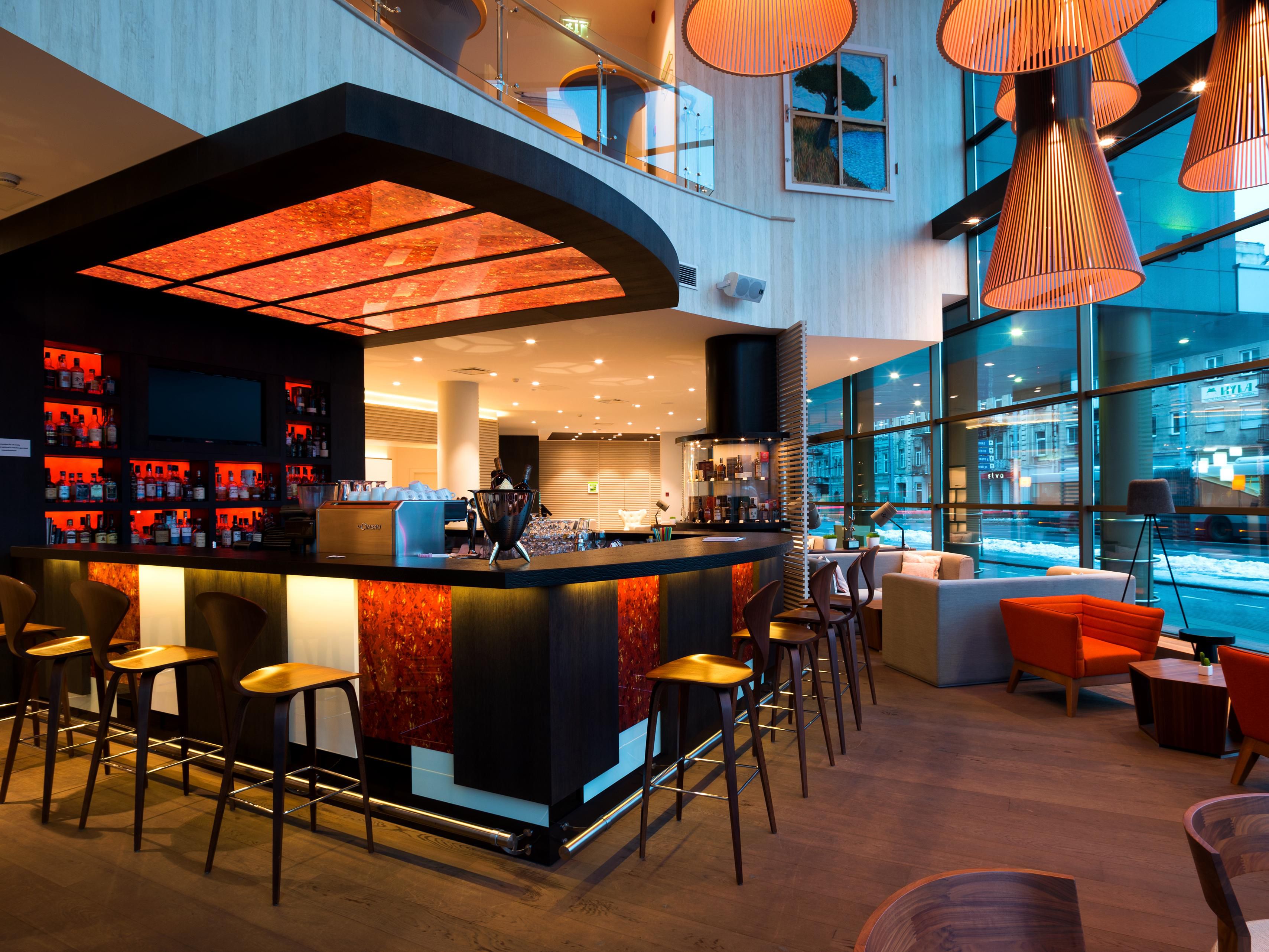 The Lobby Bar at Holiday Inn Vilnius welcomes guests daily from 9 AM to midnight with an elegant, relaxed atmosphere. Enjoy over 100 single malt whiskies, signature cocktails, fine wines, and light snacks—the perfect setting for unwinding, socializing, or savoring a refined evening.