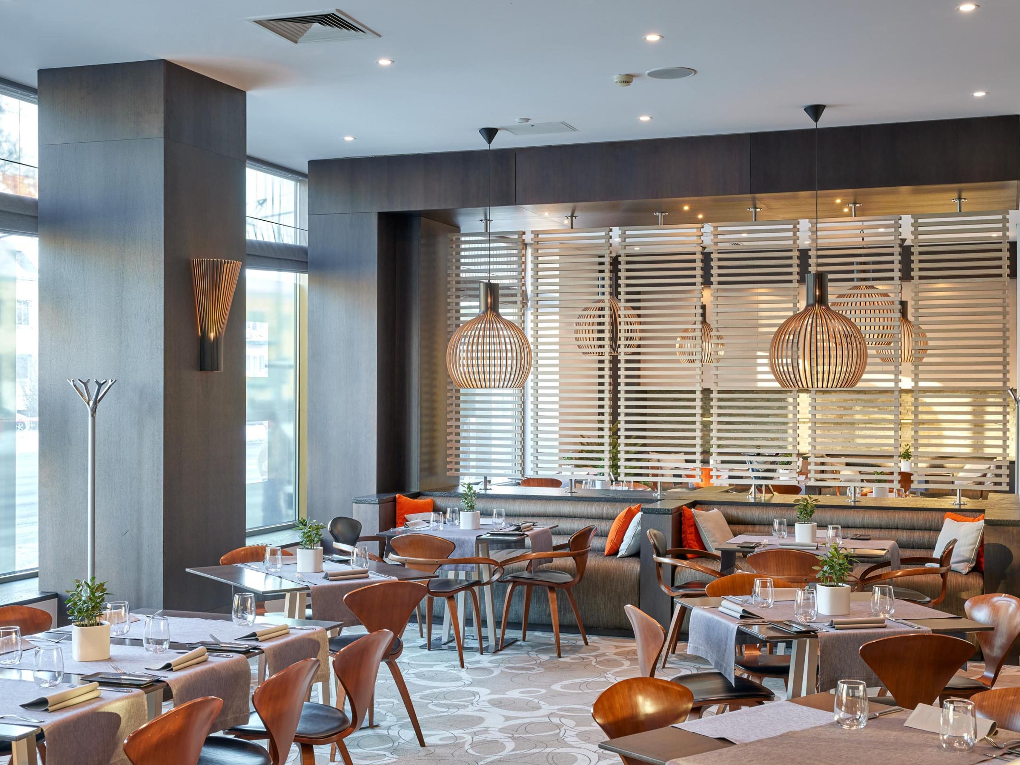 The RIB ROOM restaurant stands out for its unique ways of preparing ribs that go beyond tradition and pave the way for new tastes. Despite this uniqueness, the restaurant's menu also features balanced classics of world cuisine that will satisfy lovers of various tastes.
