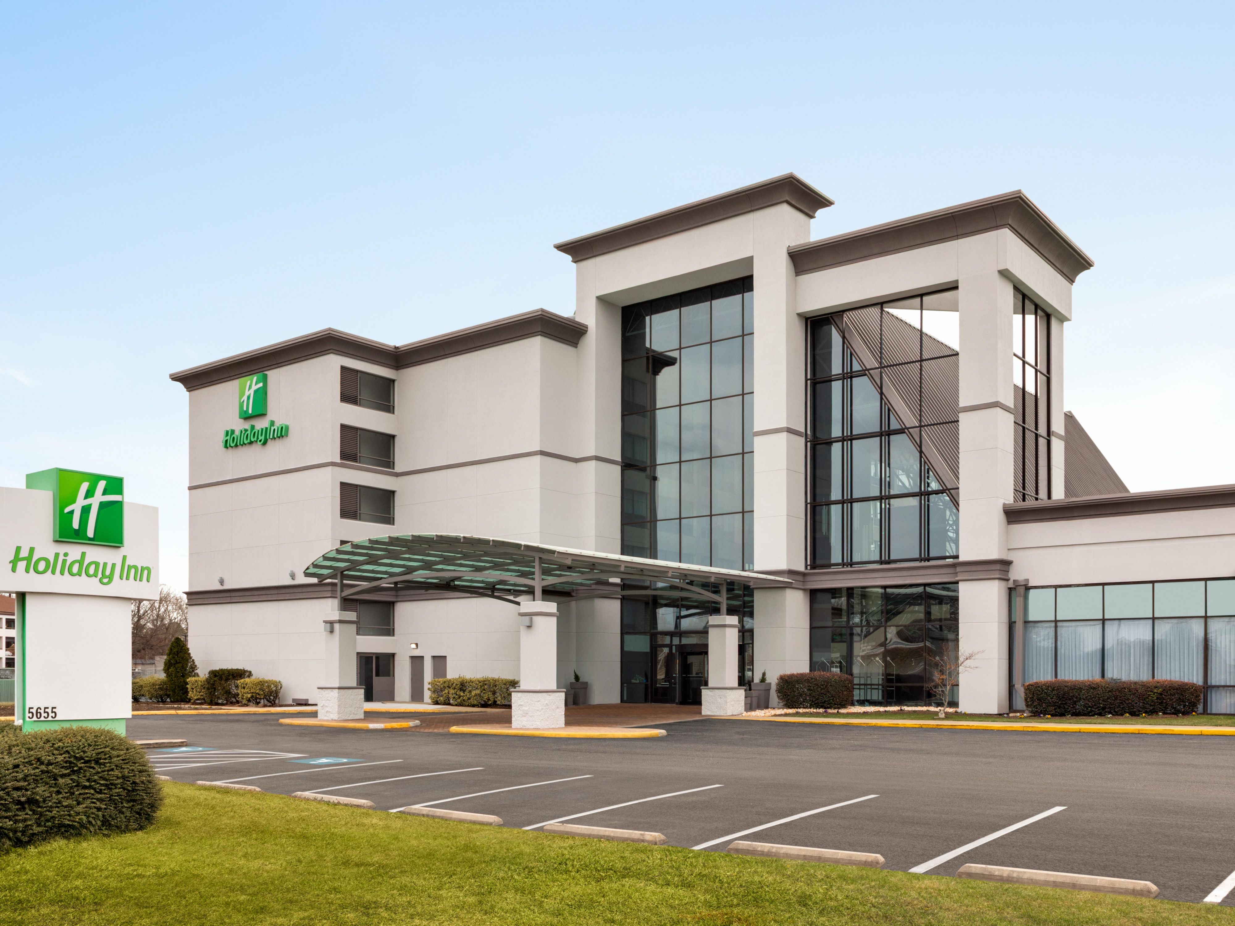 Discover a blend of comfort and convenience with a variety of thoughtful amenities. Fuel your day at our on-site restaurants, stay active in our 24-hour Fitness Center, and enjoy a soothing dip in our outdoor pool. Enjoy access to our flexible event spaces and take advantage of free parking and Wi-Fi for a productive and stress-free stay. 