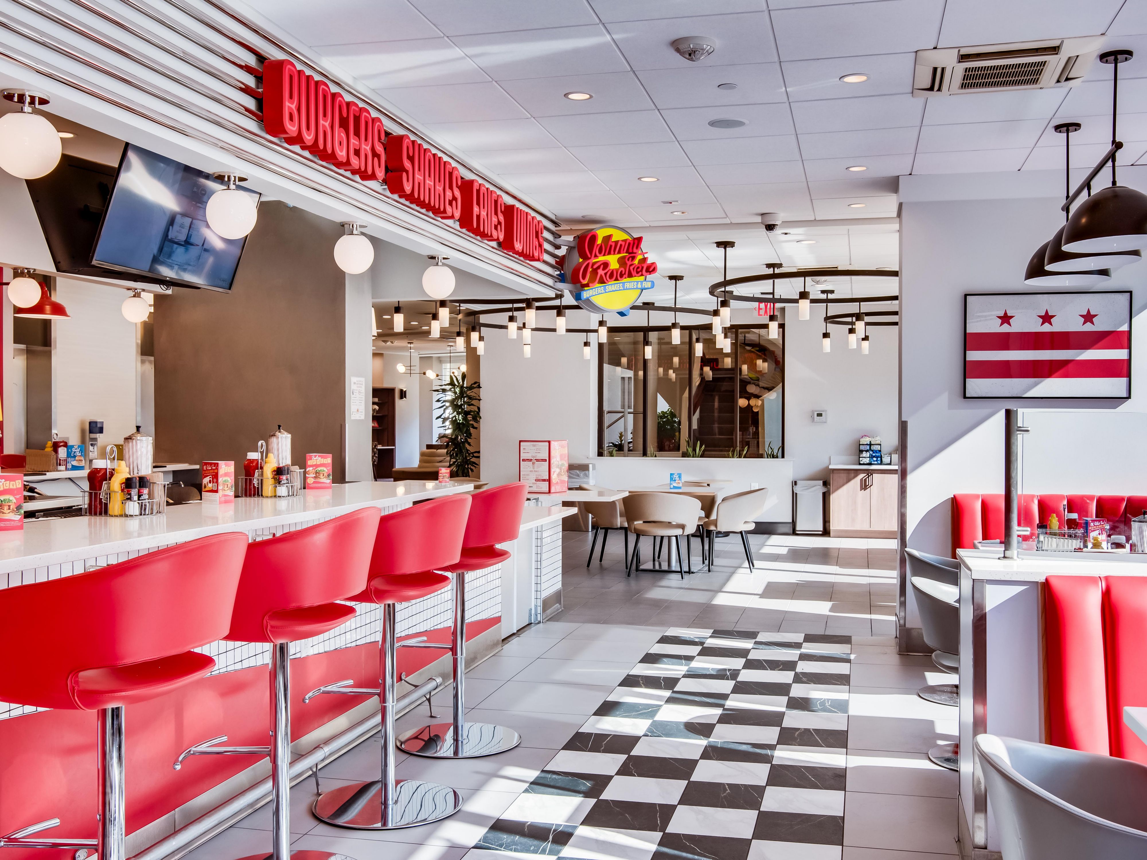 Dine at our on-site Johnny Rockets & Hurricane Wings restaurant, offering delicious meals throughout the day. It’s a convenient option whether you’re gearing up for a day of tours or winding down in the evening. Our menu features classic American meals in a classic American setting.