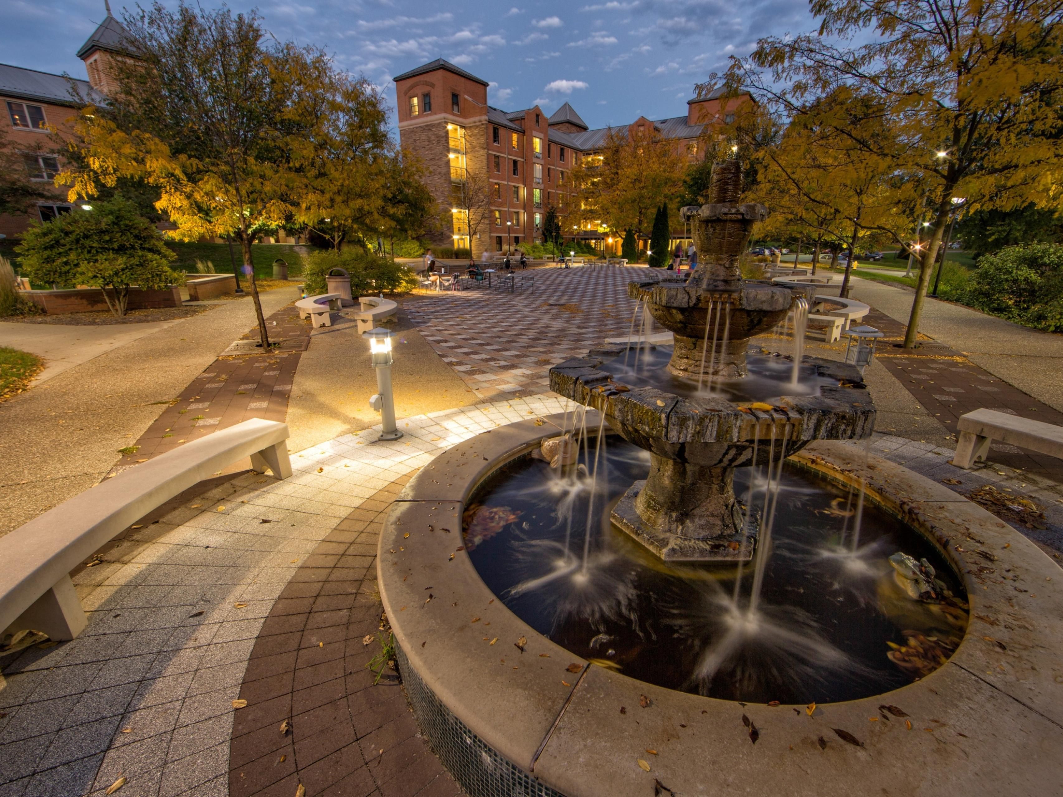 Only 4 miles away from Steubenville Ohio and Franciscan University, the Holiday Inn Weirton-Steubenville Area provides everything you want in a top hotel. Enjoy Undo's Italian Restaurant inside the hotel for Breakfast and Dinner, seasonal outdoor pool and our Lobby Market Place stocked with snacks, drinks and souvenirs.