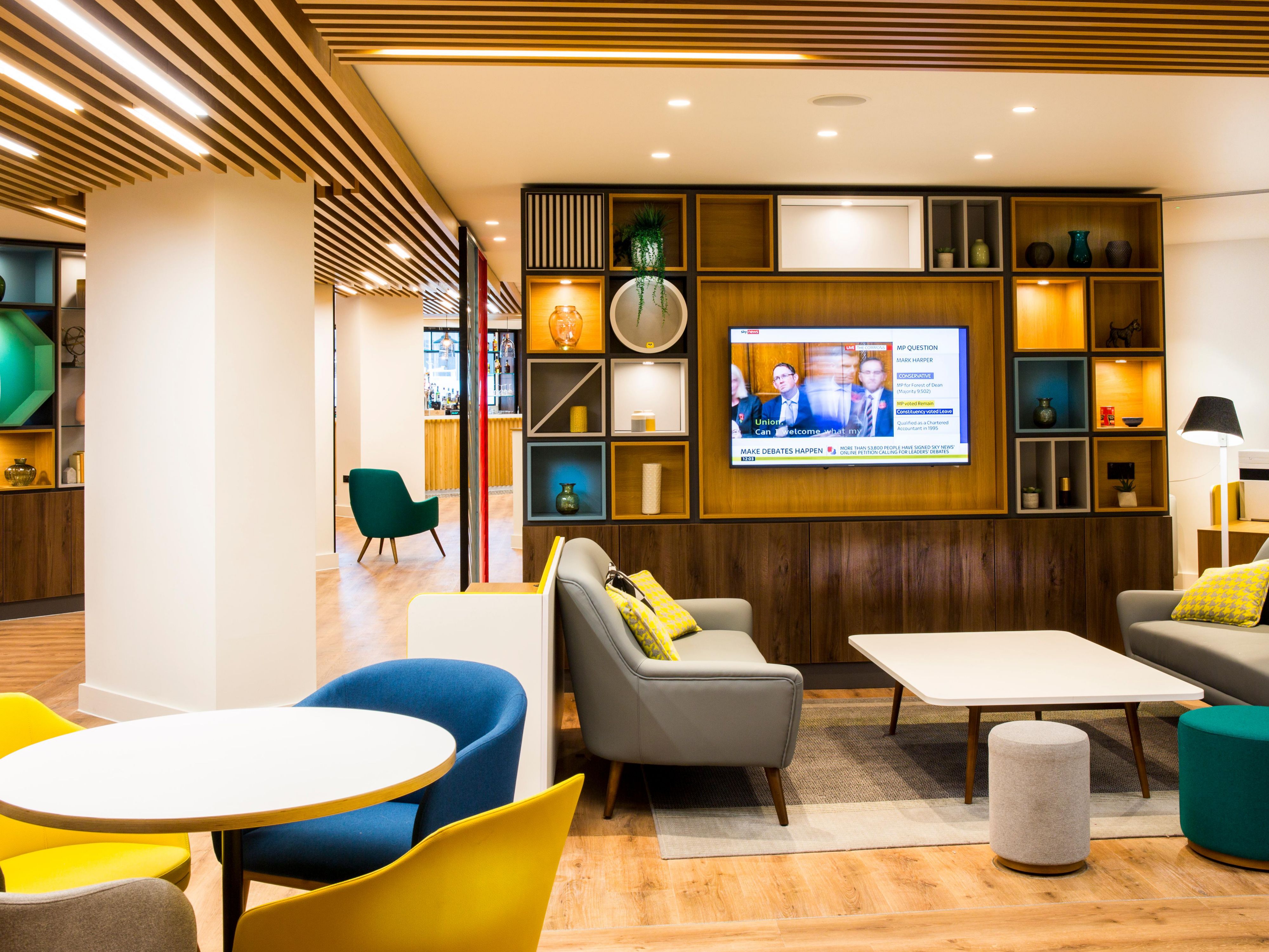 Meet, eat and relax in our vibrant and inviting Open Lobby space. Whether you're grabbing a bite to eat before an event at Wembley Stadium, catching up with friends over Afternoon Tea or meeting with clients our inviting space is ideal. Complete with a Starbucks to-go cafe, an all day dining menu and bar, we are open to all. 