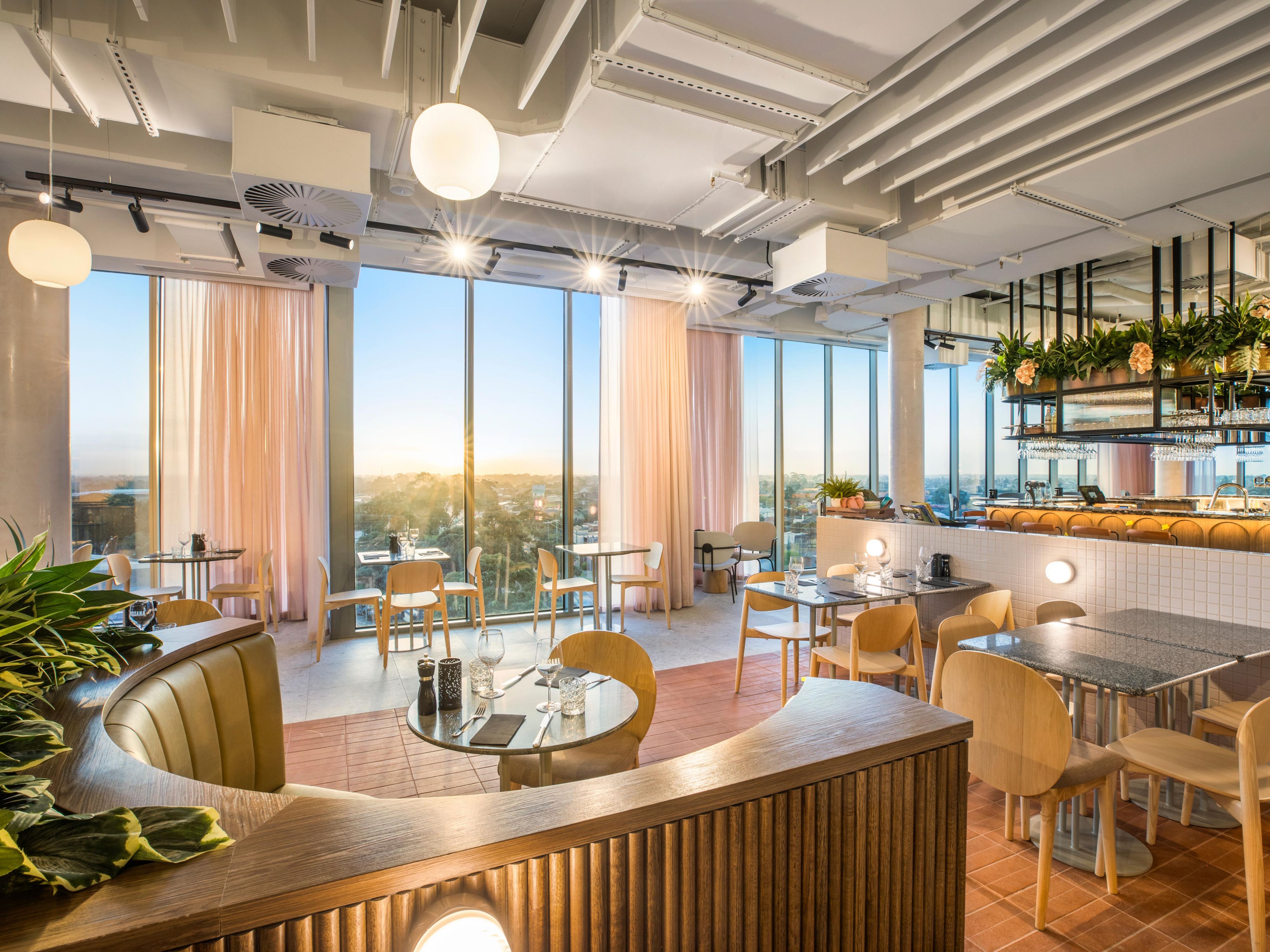 Enjoy delicious, flavorful modern Australian cuisine at Rosana Bistro and Bar, located on level 8 with enviable views of Wyndham Harbour. The delicious menu features fresh produce from locally sourced and sustainable farms and our late-night bar is perfect for after dinner drinks or relax into a glass of red while gazing out over the city. 