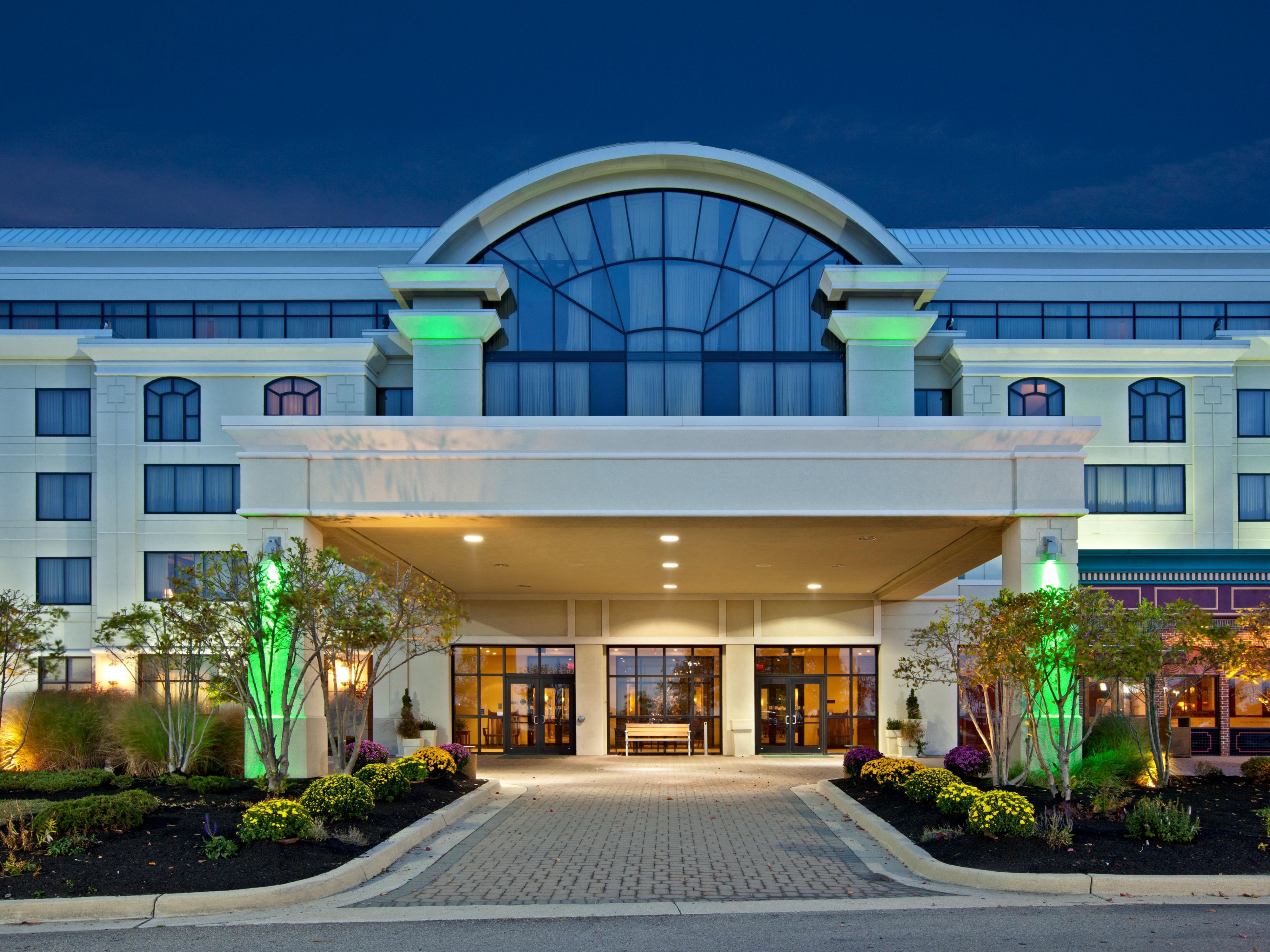 Relax and leave the parking worries behind at the Holiday Inn Wilmington. Enjoy complimentary parking for all guests—large vehicles included—and easy access to our on-site EV chargers.