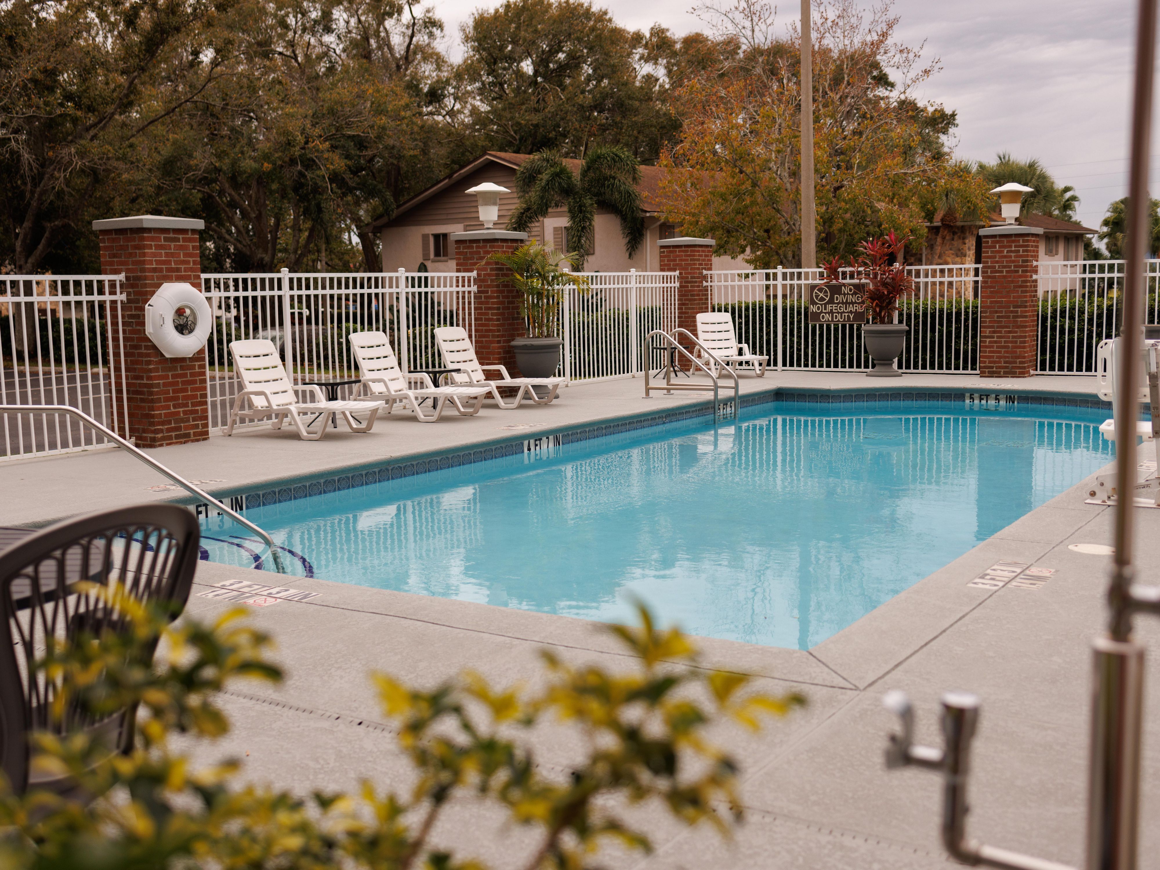Take a morning dip in our outdoor pool, swim invigorating laps, make a mid-afternoon splash, or unwind with a leisurely evening swim. Whatever you like to do, our inviting pool welcomes you from 7:00 AM – 10:00 PM daily.