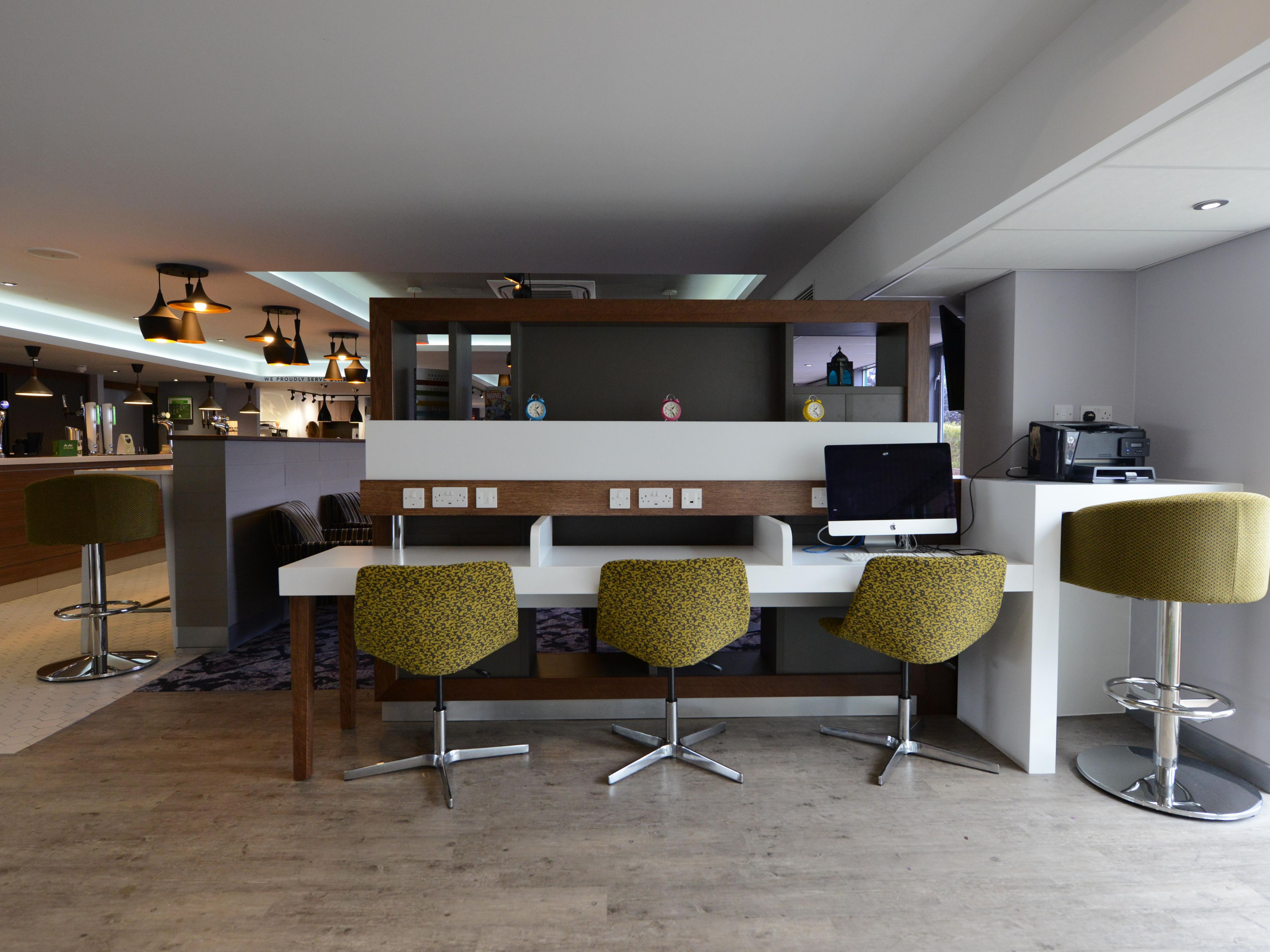 E-Bar offering complimentary services - i-Mac and wireless printer