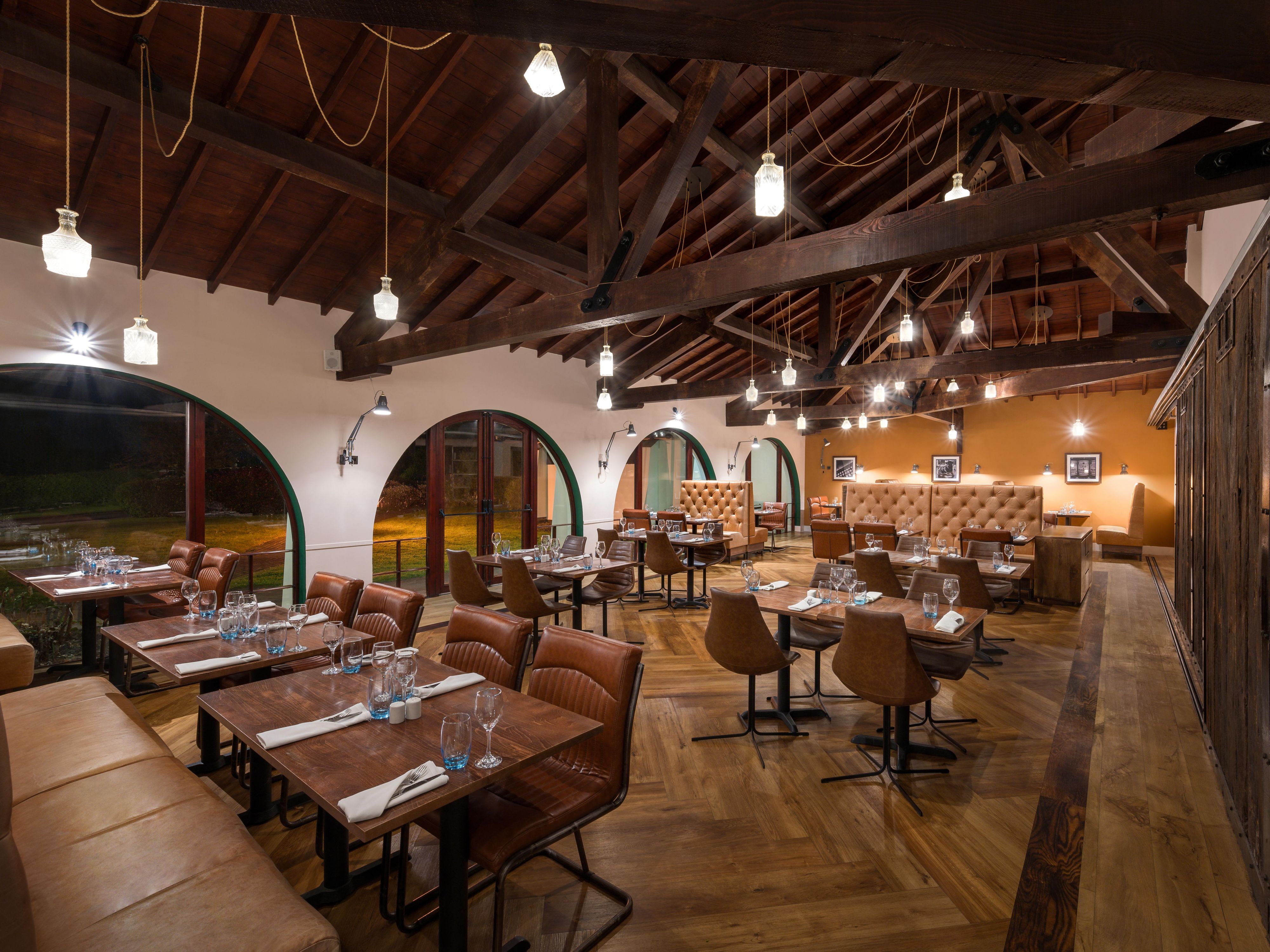 Our hotel has a range of food and drink options for our guests to enjoy. Our lounge and bar areas are open throughout the day and offer a relaxing place to grab a drink, a hearty meal or a light bite. 