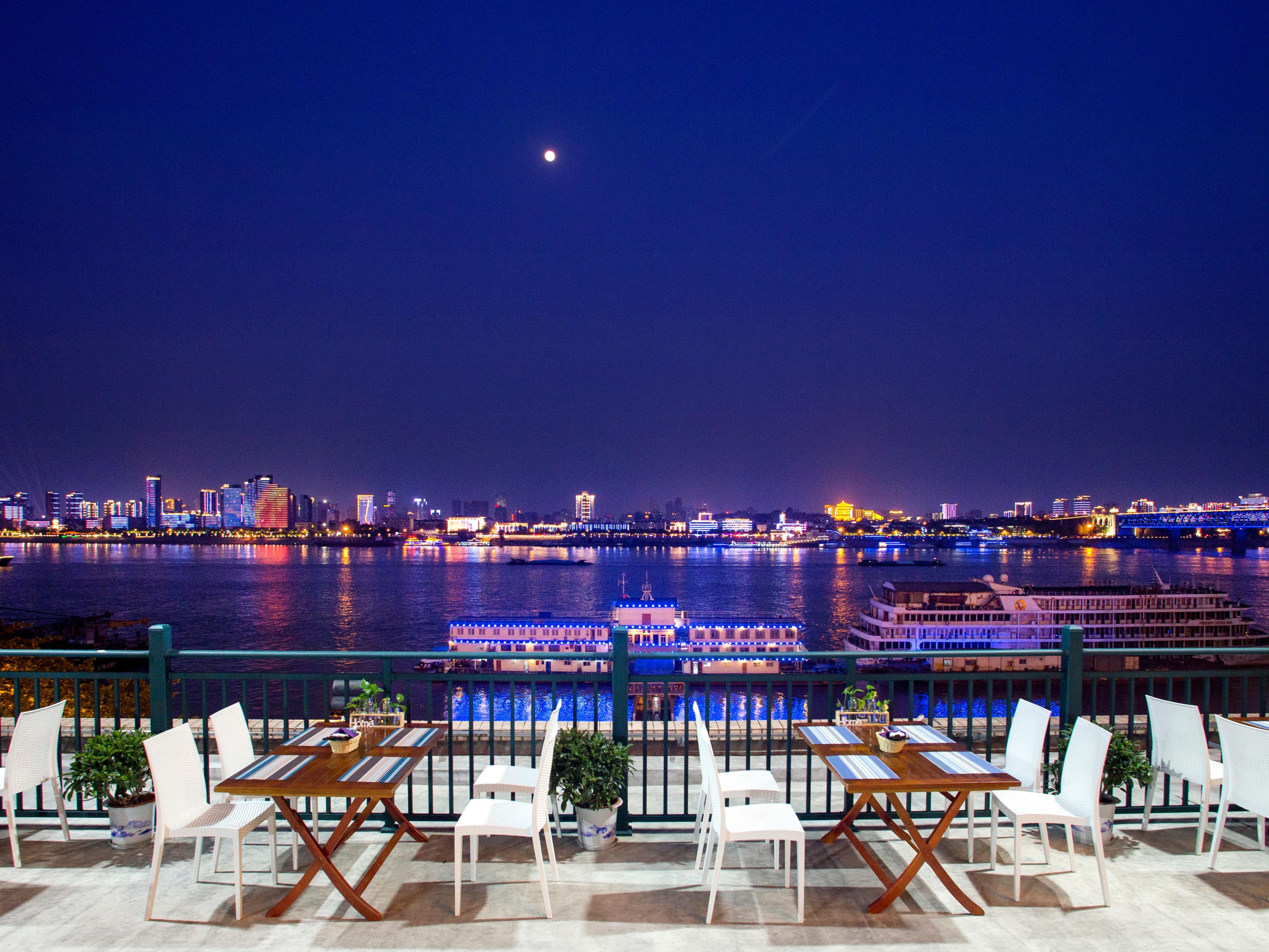 每晚19:30-22:00，美轮美奂的长江灯光秀上演，在武汉晴川假日酒店的临江客房以及后花园可全方位观赏这一灯光饕餮大餐。