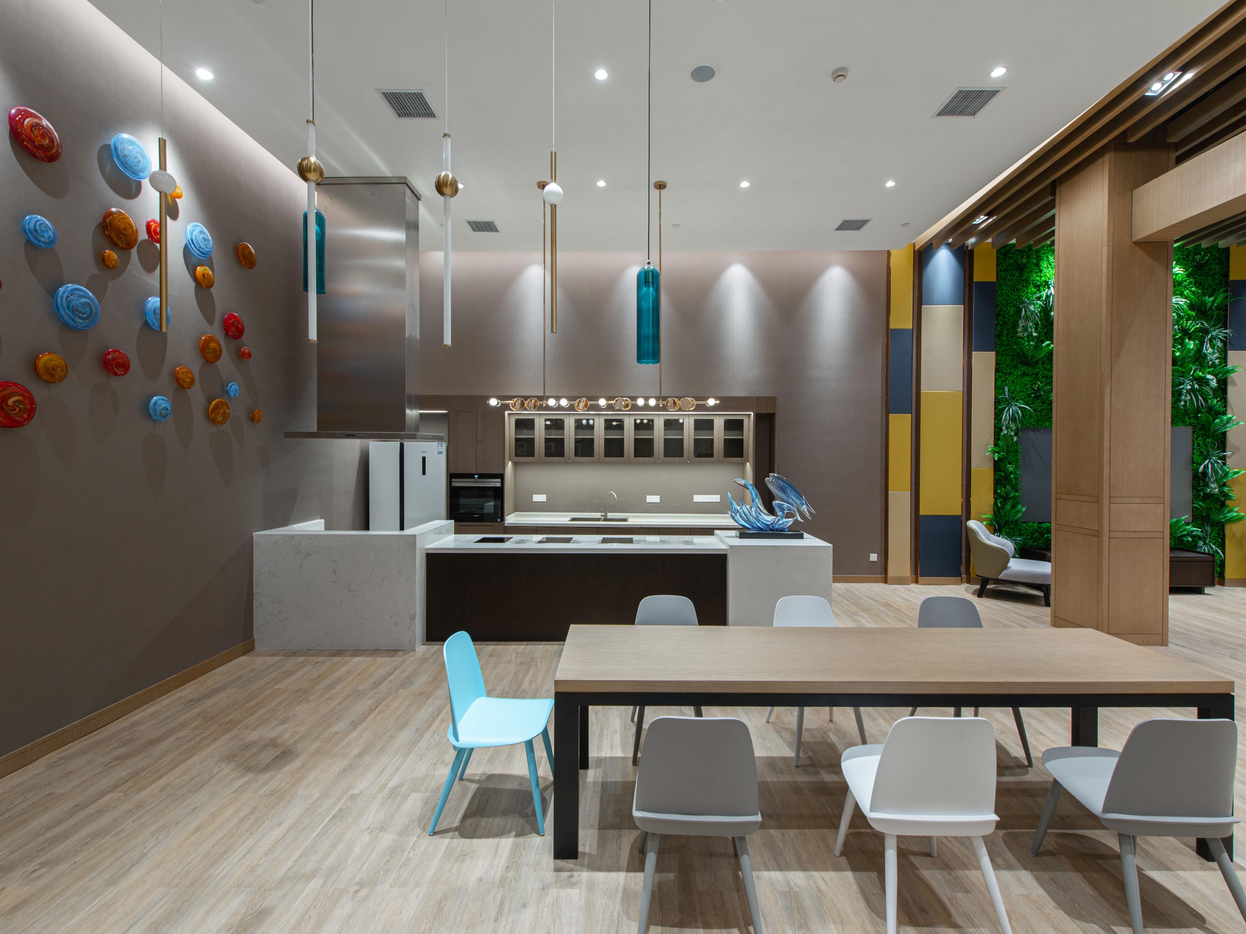 晴川汇全新商务空间共有四个会议室，可以承接20-100人的商务会议。同时配备了一个多功能茶歇区，分为娱乐区，休闲区以及开放厨房。小米激光投影电视，冰箱，咖啡机，电磁炉等设备一应俱全，在会议之余，客户可在此展示、接待、洽谈、会议、沙龙、社交、合作、饮品、就餐。