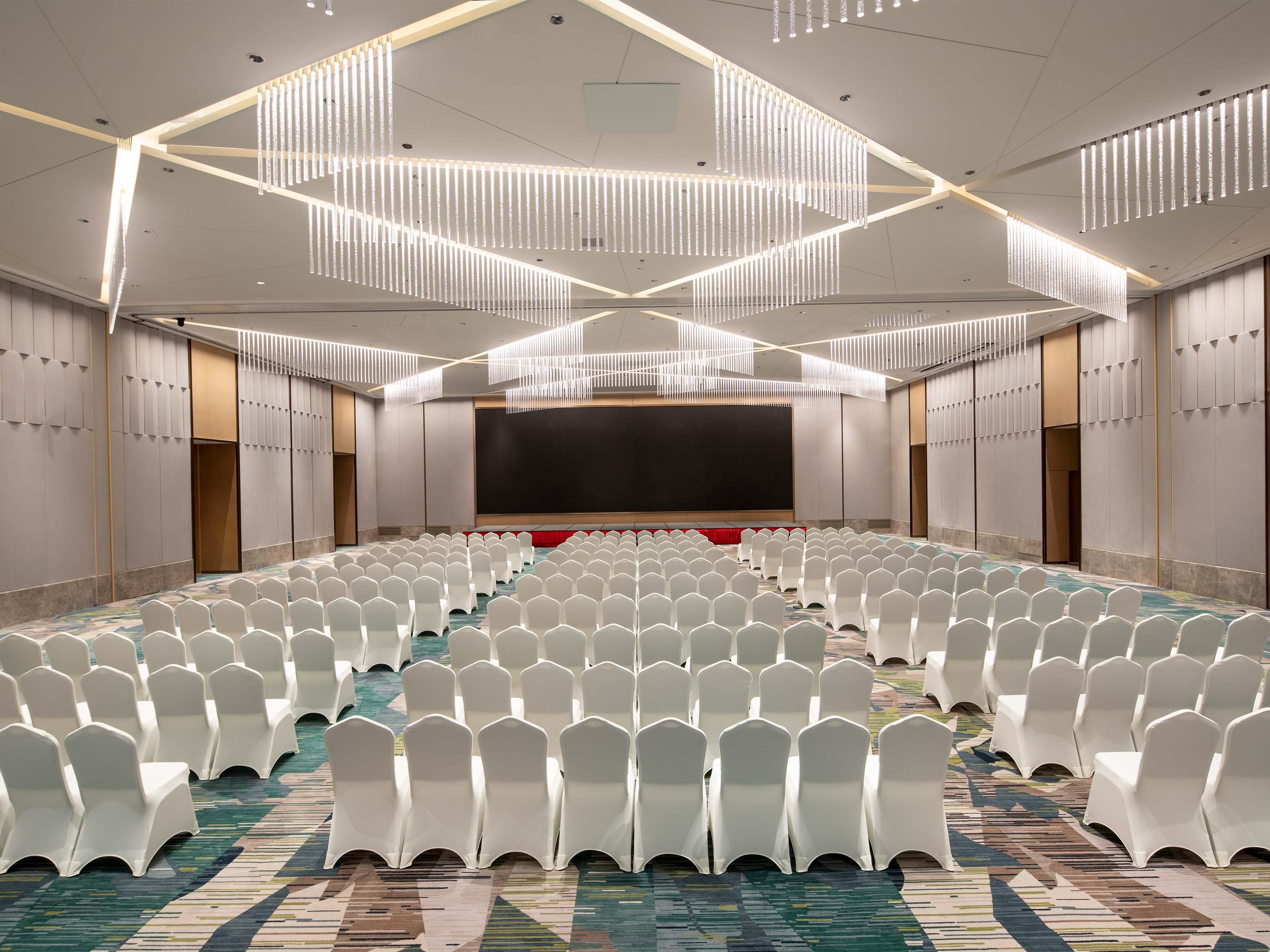 酒店拥有1100平米灵活配置的会议空间，梁溪宴会厅面积640平米、层高6米，内置高清LED屏，配套宽敞明亮的宴会前厅及贵宾休息室，为各种规格的宴会与会议活动提供可能，7个不同面积的会议室和多功能厅一应俱全，都拥有自然采光、投影及音响设备，小而美的露台则让您在活动间歇呼吸新鲜空气，灵感焕发。