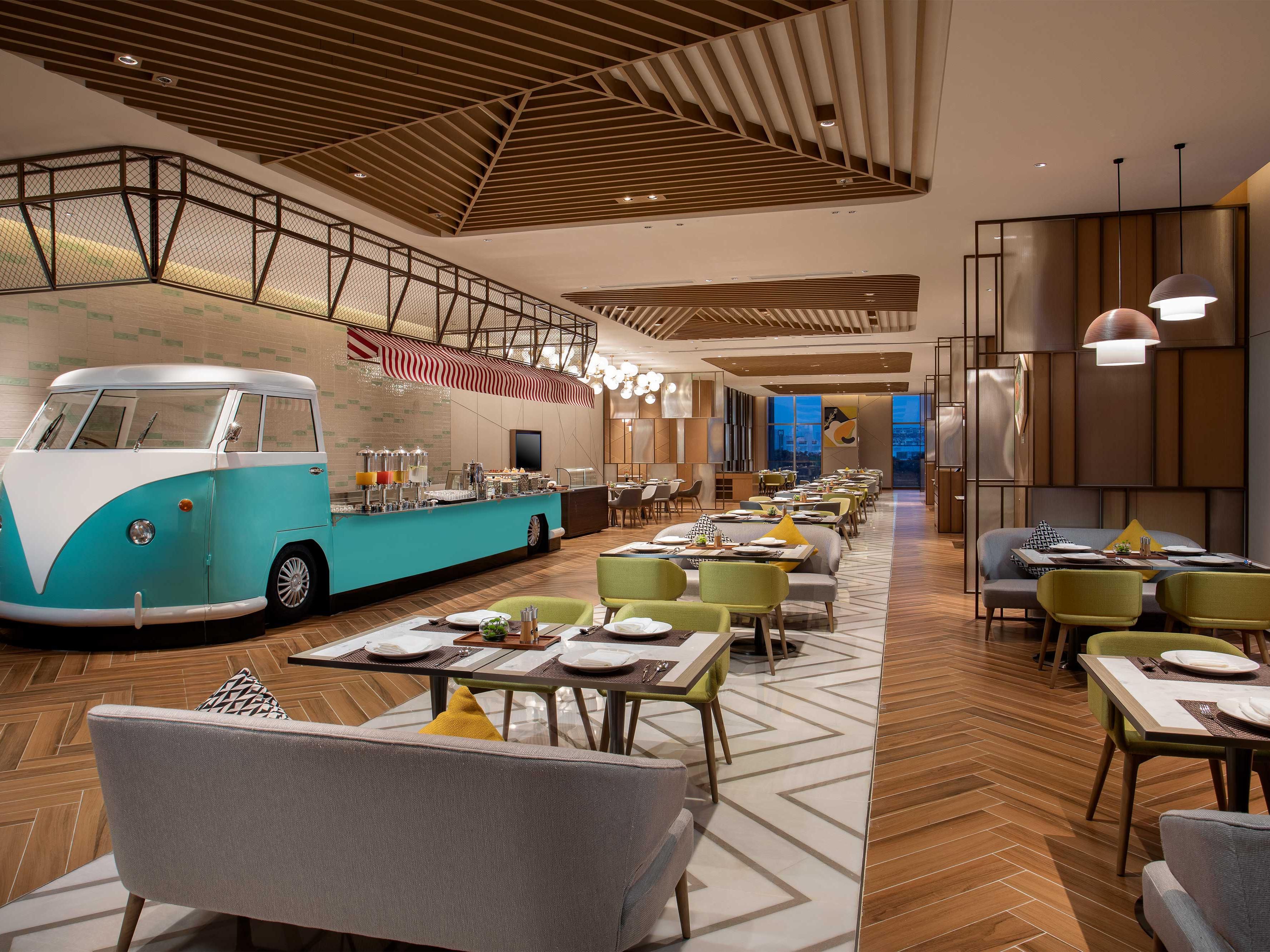 全日餐厅位于酒店三层，您可以在此享用丰盛的自助早餐、午餐和晚餐，餐厅也提供选择丰富的零点菜单。作为洲际酒店全新餐饮概念的舞台，多样的国际美食和精彩的本地风味在这里同台演绎。我们的厨师将精挑细选出独具特色的梁溪本土风物，与多国烹饪风格交相辉映、汇于一碗，彰显返璞归真的“食”尚艺术。美味的菜品、友善的服务以及轻松的氛围，将嗨碗全日餐厅塑造成品尝水乡韵味的舒适之选。