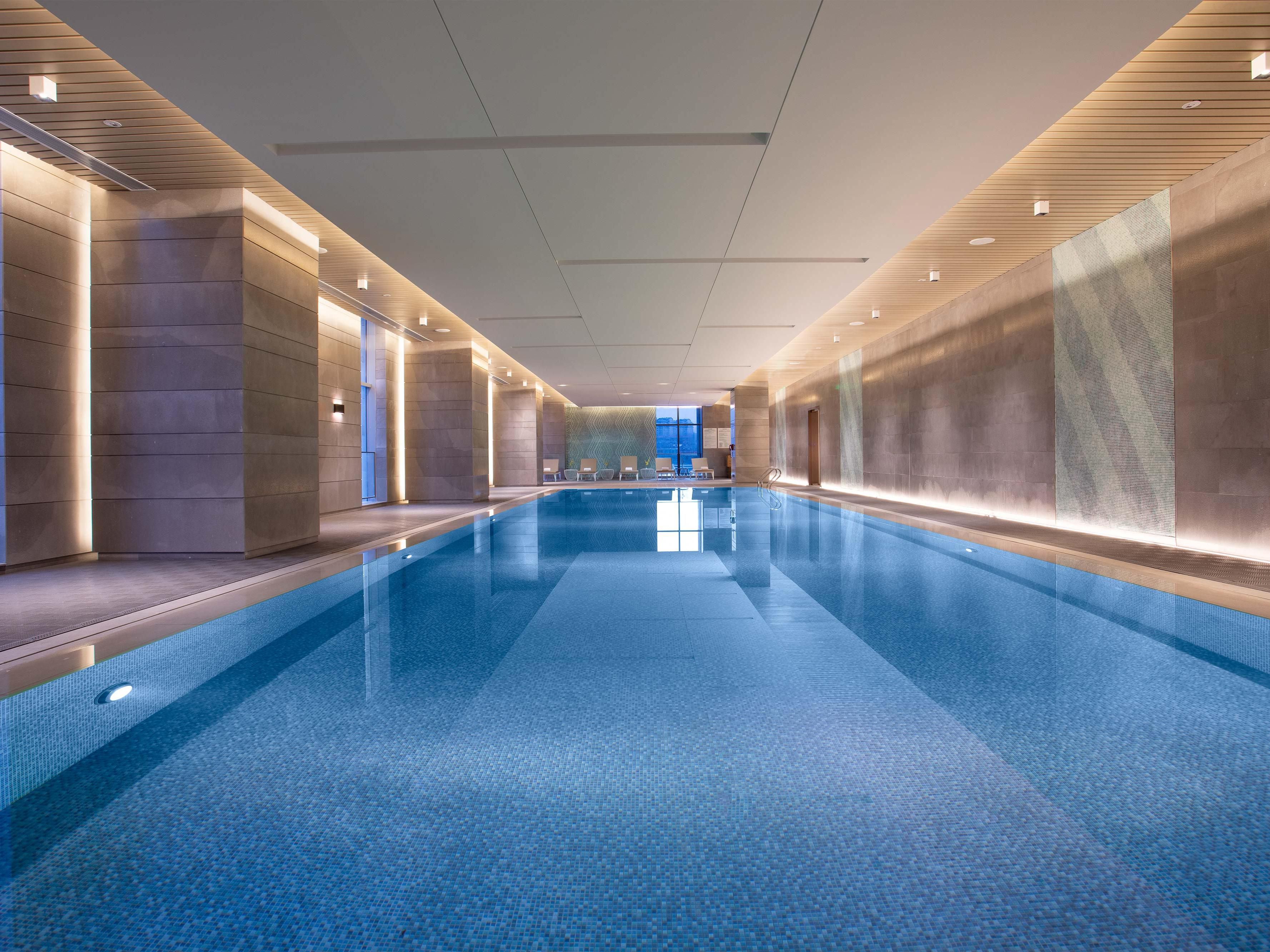 健身中心配备了来自美国星驰的各项专业运动器材，让您在旅途中依然保持健康的运动节奏。室内恒温泳池达20*6米，同样是焕活身心的不二之选。