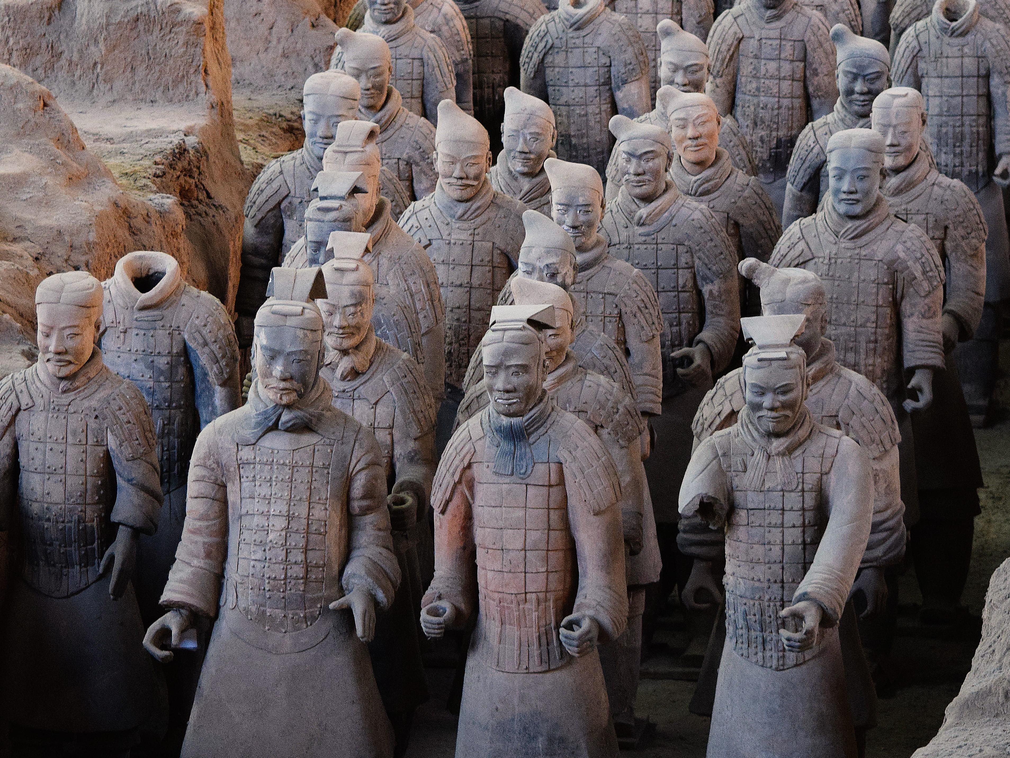 兵马俑是世界八大奇迹之一，是20世纪最重要的考古发掘。该遗址位于陕西省临潼县秦始皇墓以东约1.5公里处。这是您到访古都西安，不可错过的景点之一。