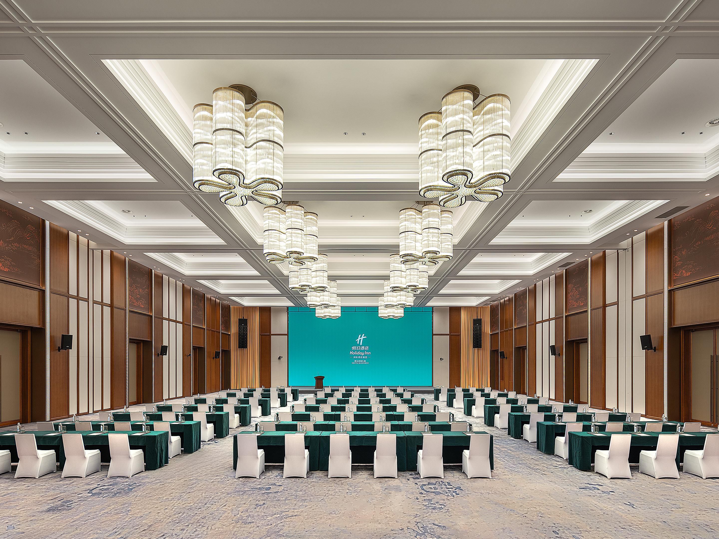 3,800平方米会议空间，包含1,100平米、挑高7米的无柱宴会厅、超大会议前厅及独立宴会前厅，以及15间多功能会议室，可满足品牌发布会、研讨会和座谈会等各类商务活动的个性化需求。