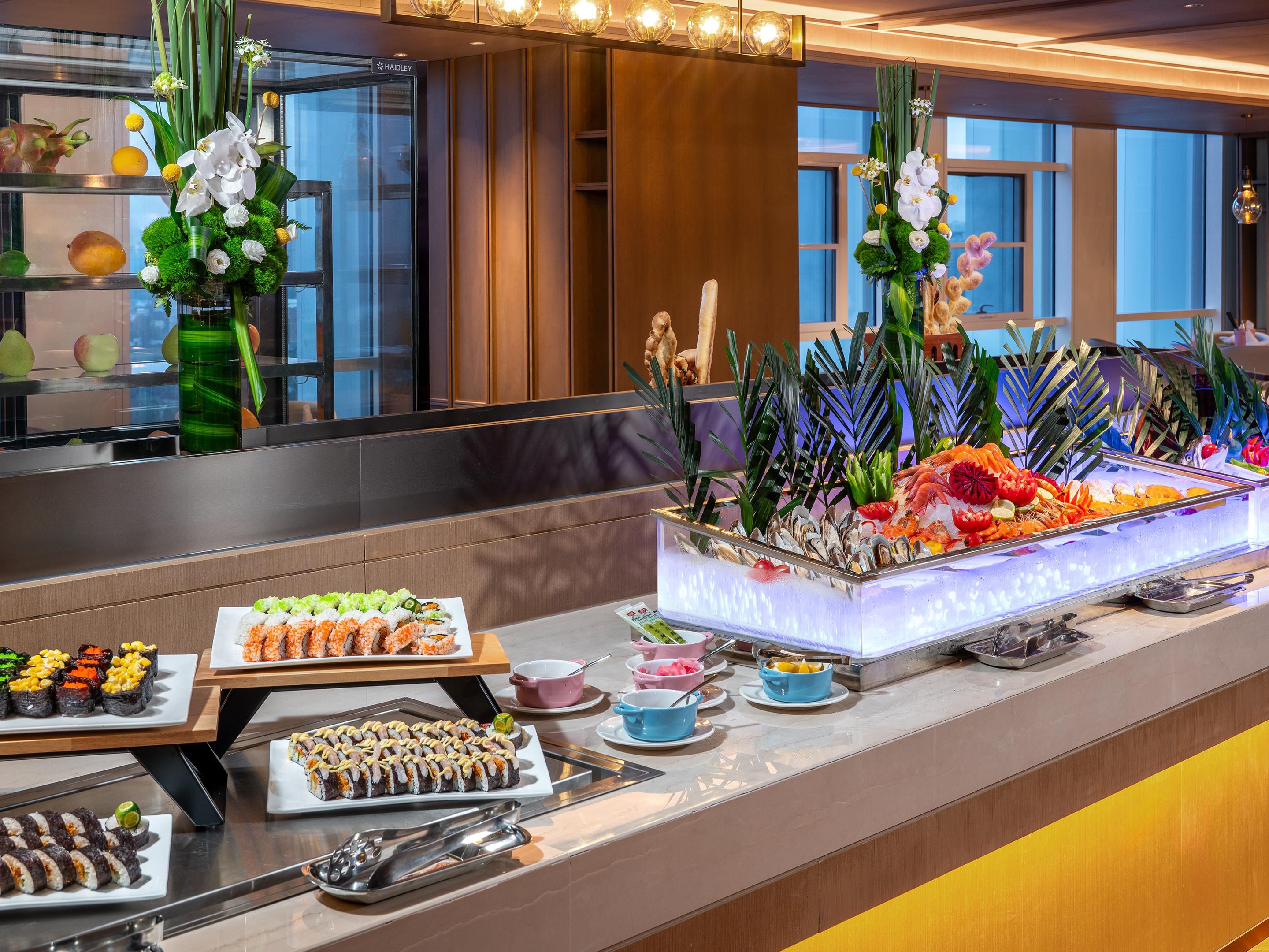 酒店全日餐厅提供丰盛的海鲜自助餐。