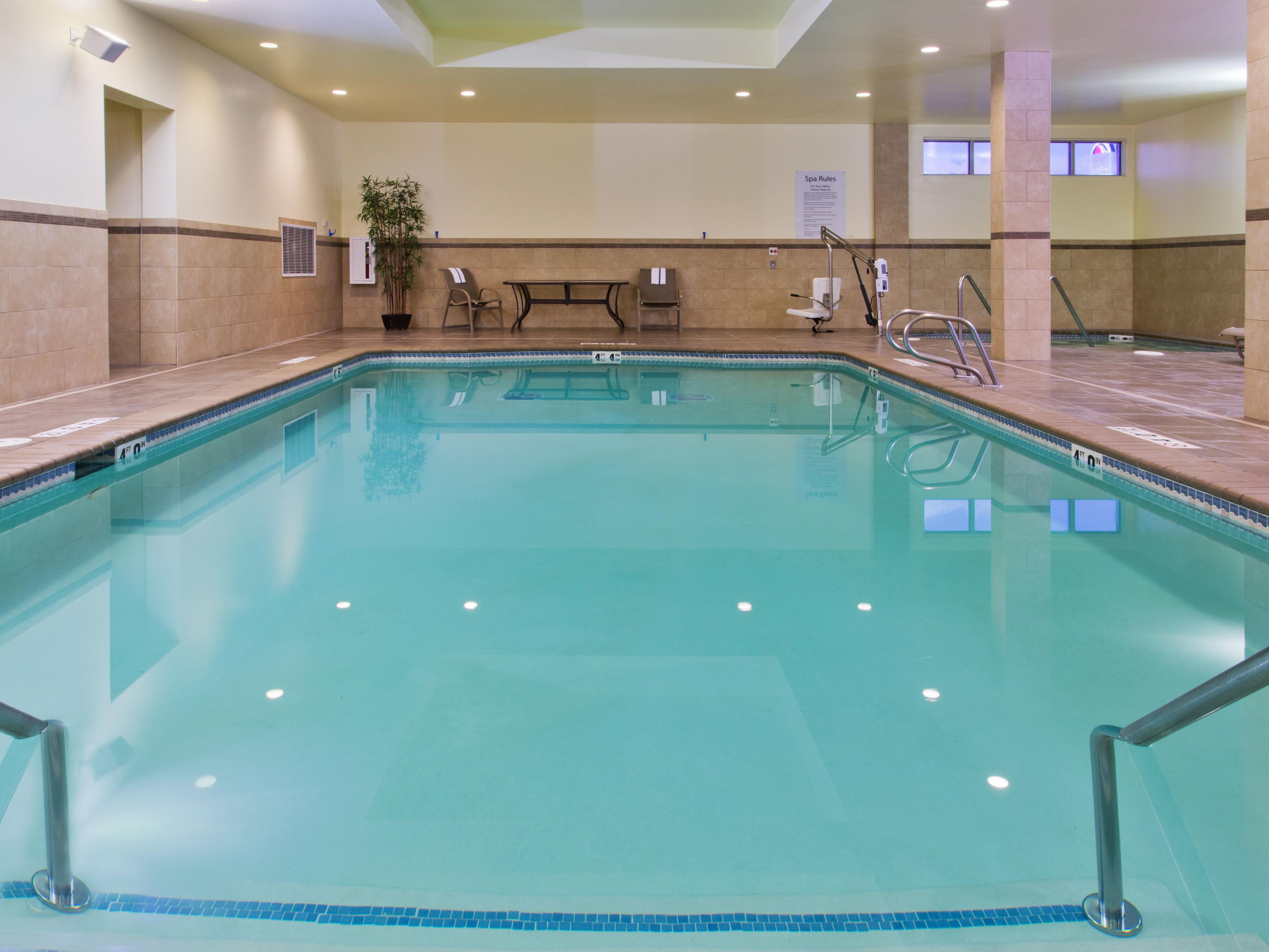 Holiday Inn Yakima offers an indoor heated pool and whirlpool