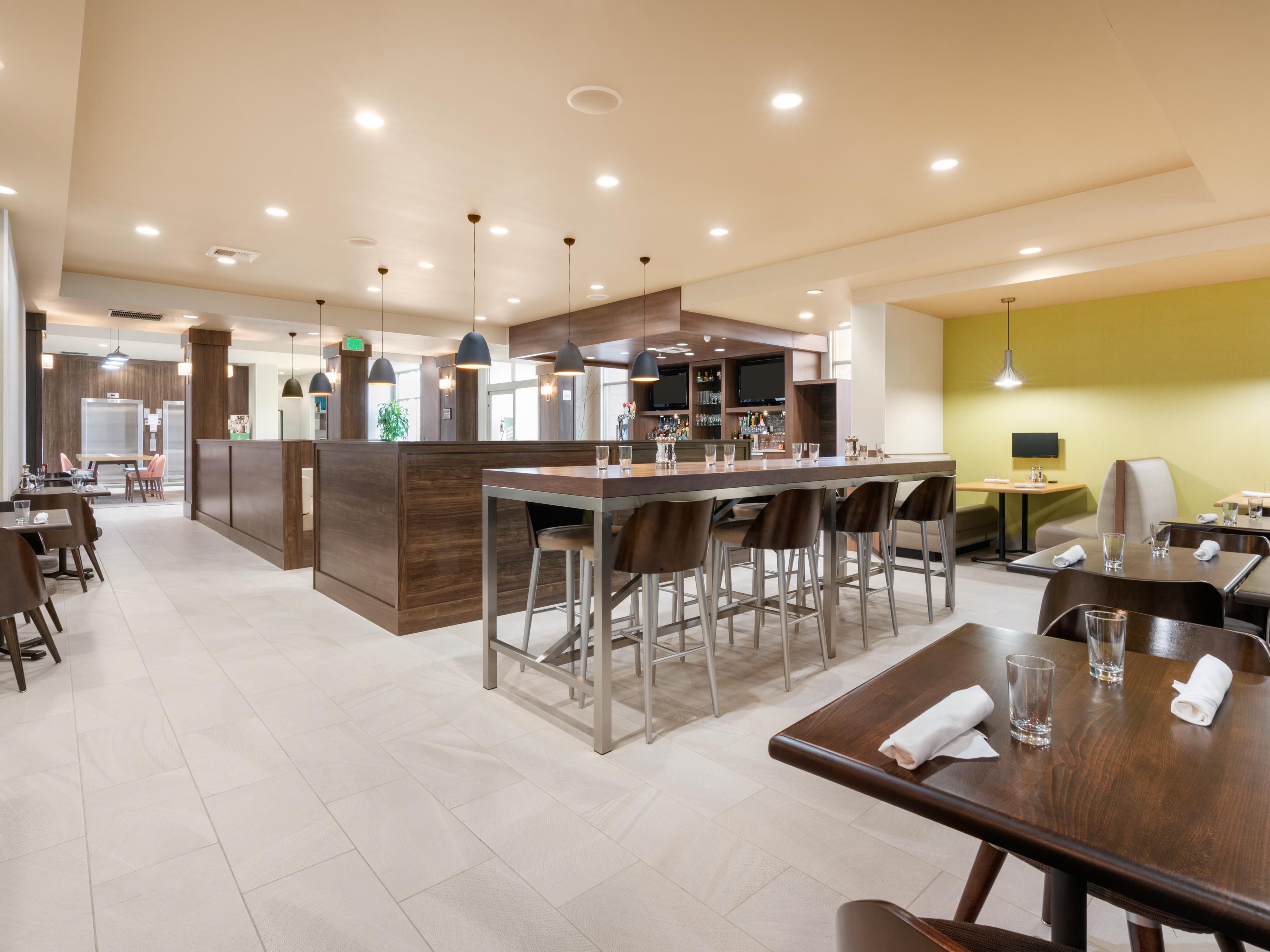 8th Street Bistro is the best kept secret in Yakima, located inside the Holiday Inn Yakima. The chef at 8th Street Bistro changes the menu seasonally showcasing cuisine from around the United States as well as great northwest favorites.