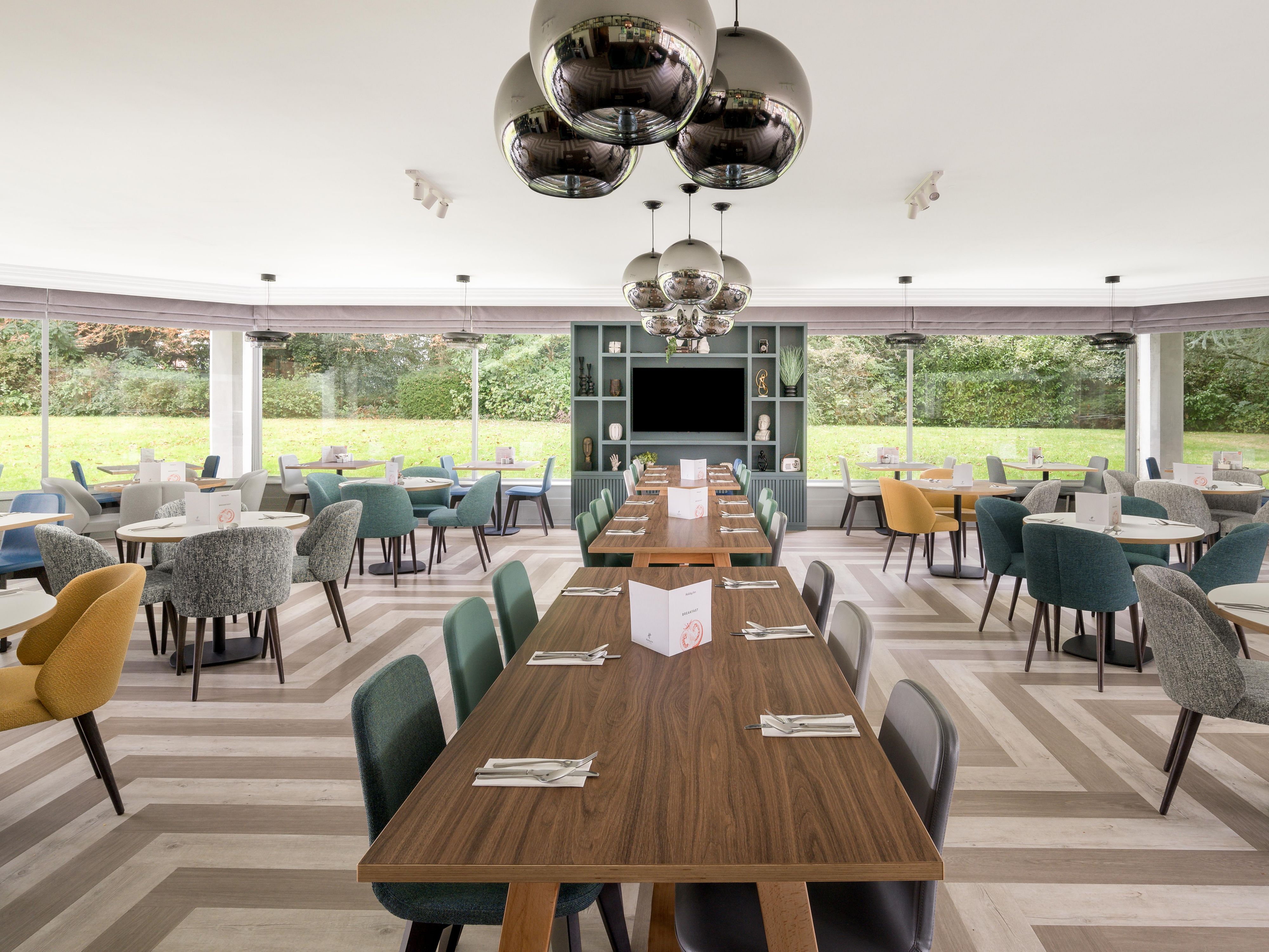 Nín kěyǐ zài shūshì de yuēkè jiǔdiàn nèi xiǎngyòng měiwèi jiāyáo huò hè yībēi fàngsōng shēnxīn. Holiday Inn York jiǔdiàn shè yǒu shèbèi qíquán de jiǔbā hé Junction cāntīng.
  
Zài wēnnuǎn de yuèfèn, nín kěyǐ zài wǒmen de hùwài lùtái qū xiǎngshòu hùwài yòngcān. Cāntīng hé jiǔbā xiàng jiǔdiàn kèrén hé fēi zhù kè kāifàng.