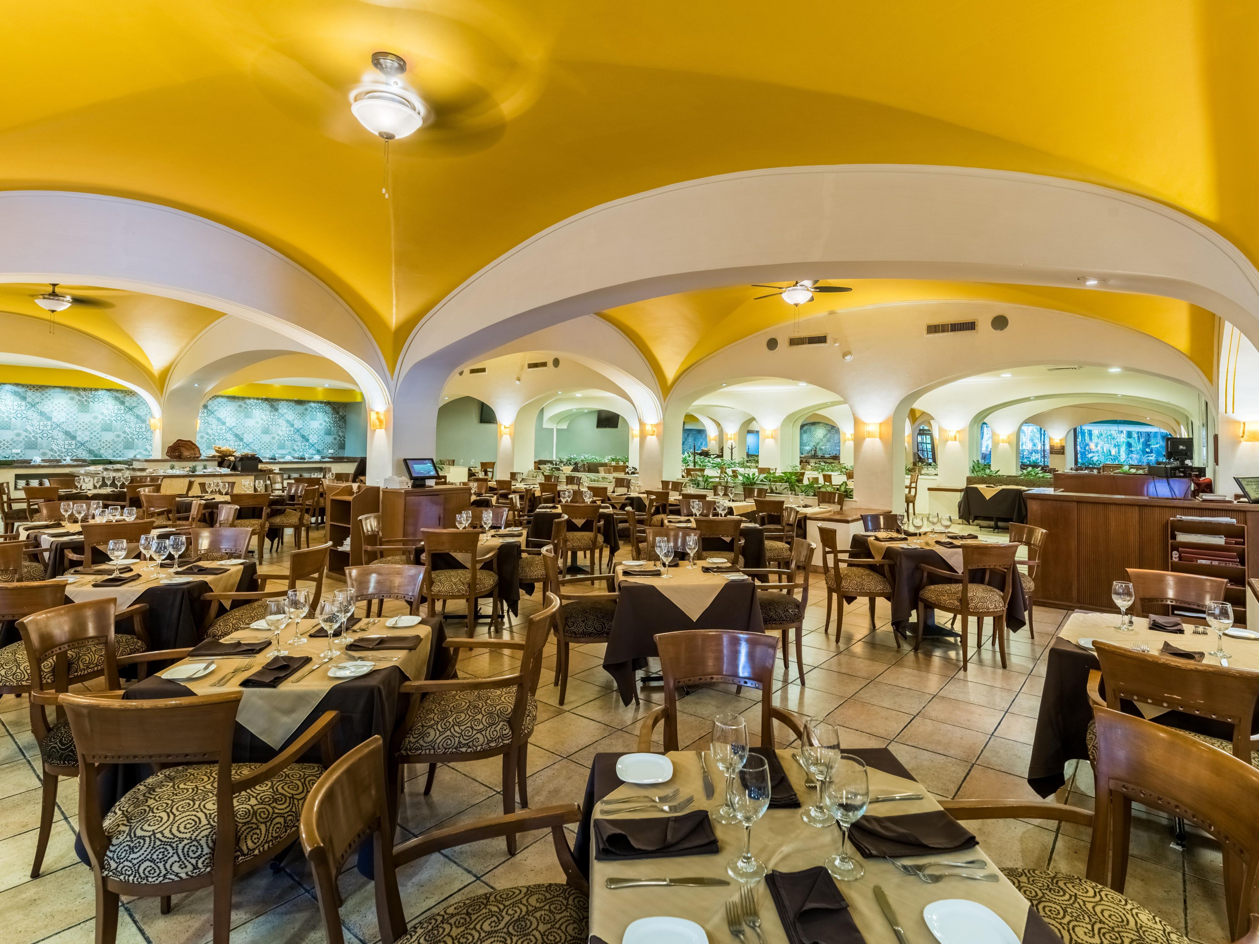 Delight your palate in our Restaurant La Fuente, with the best breakfast buffet in the city, the variety and flavor characterize us. Refresh your day start with a delicious natural juice from our healthy bar and tasty brakfast prepared at the moment. Do not forget to try the sweet bread made in our bakery. Take advantage of our daily promotions.