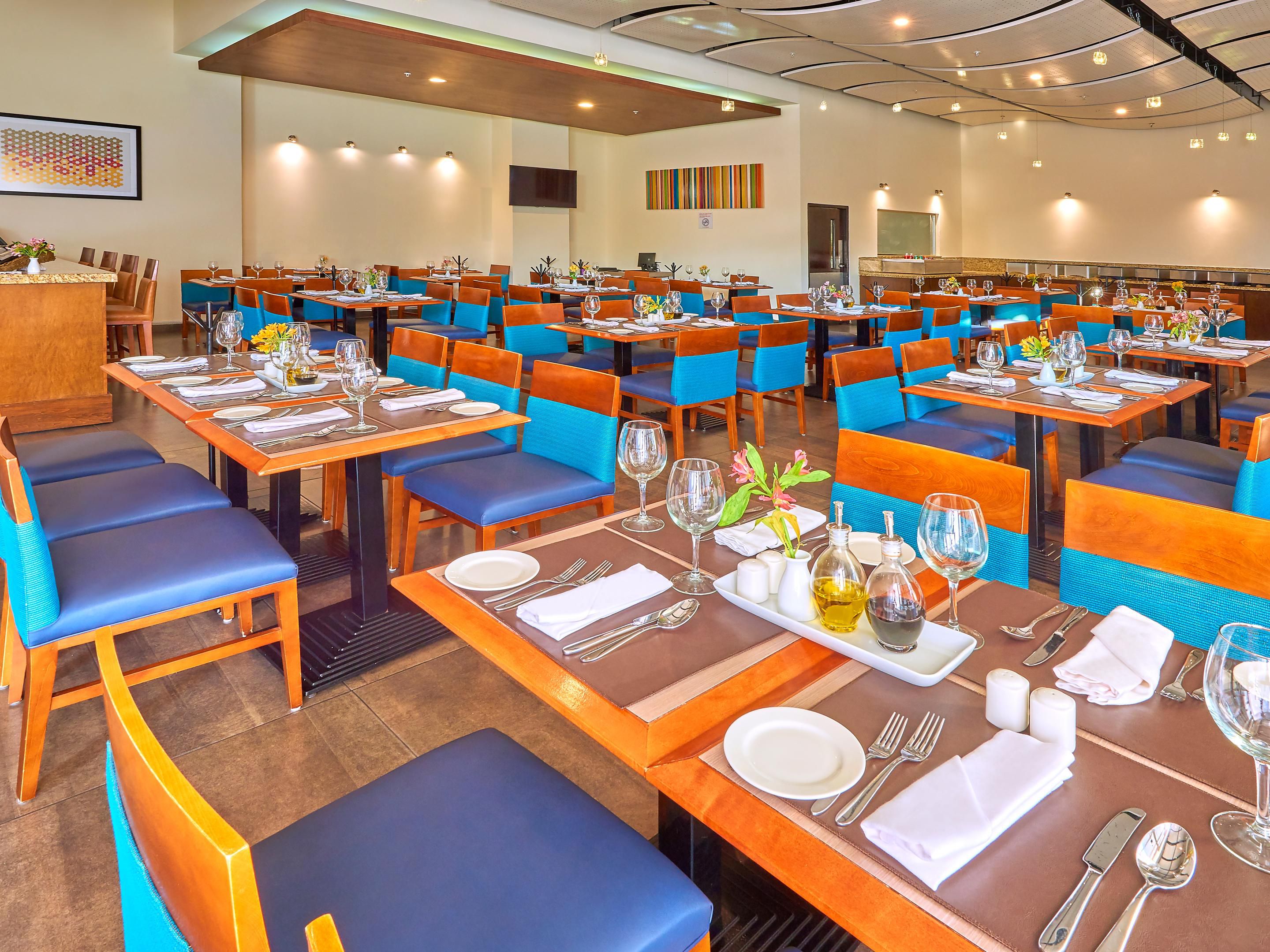 You can't miss breakfast in our restaurant with a wide variety of dishes. These include seasonal fruit, different stews based on chicken, beef and pork, cereals, and side dishes. 4 types of natural juices, complements, 4 types of natural juices, milk, homemade bread and eggs to taste. Breakfast provides options for all ages.