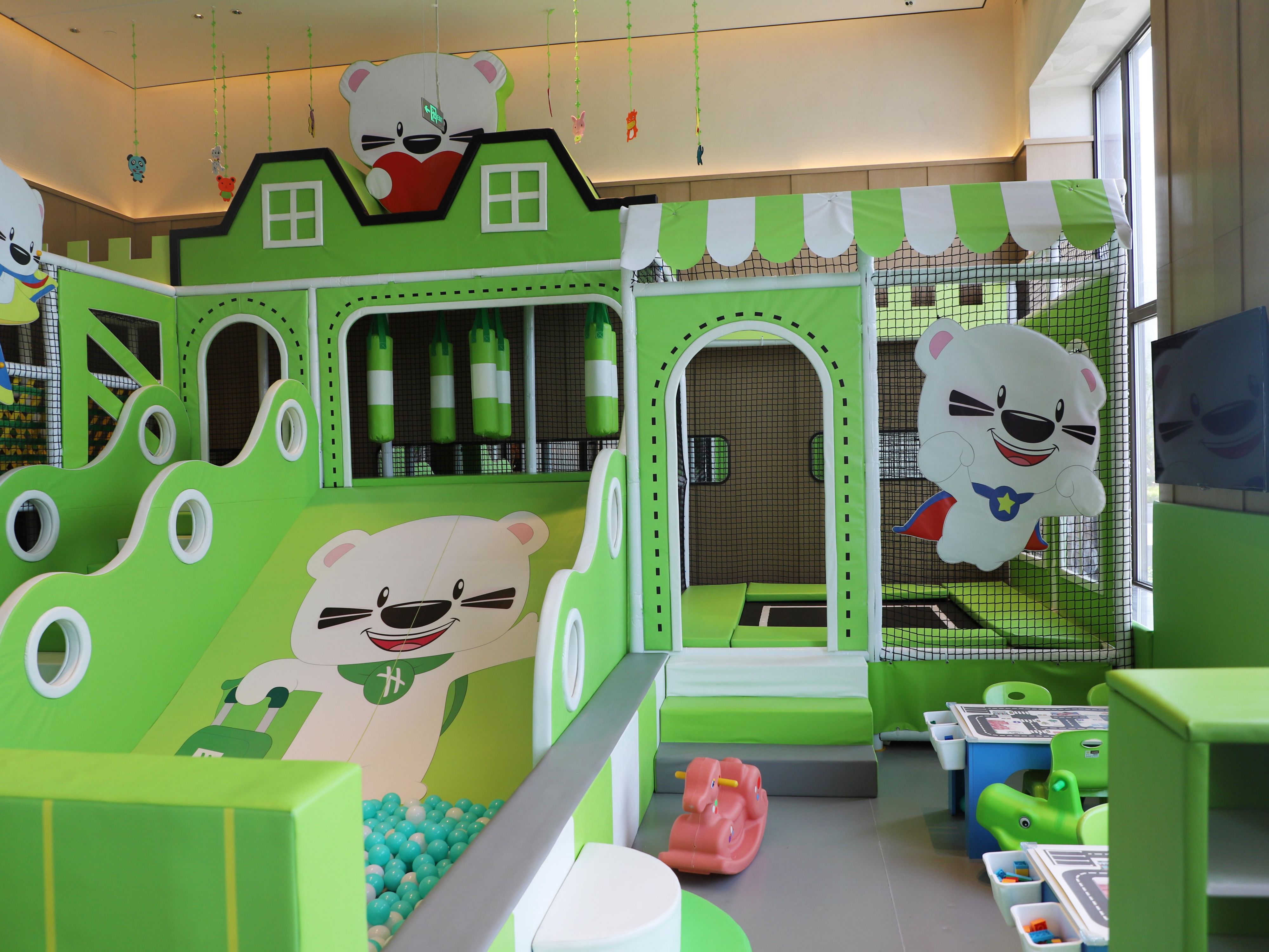 boomi主题亲子儿童乐园位于酒店一楼嗨碗餐厅