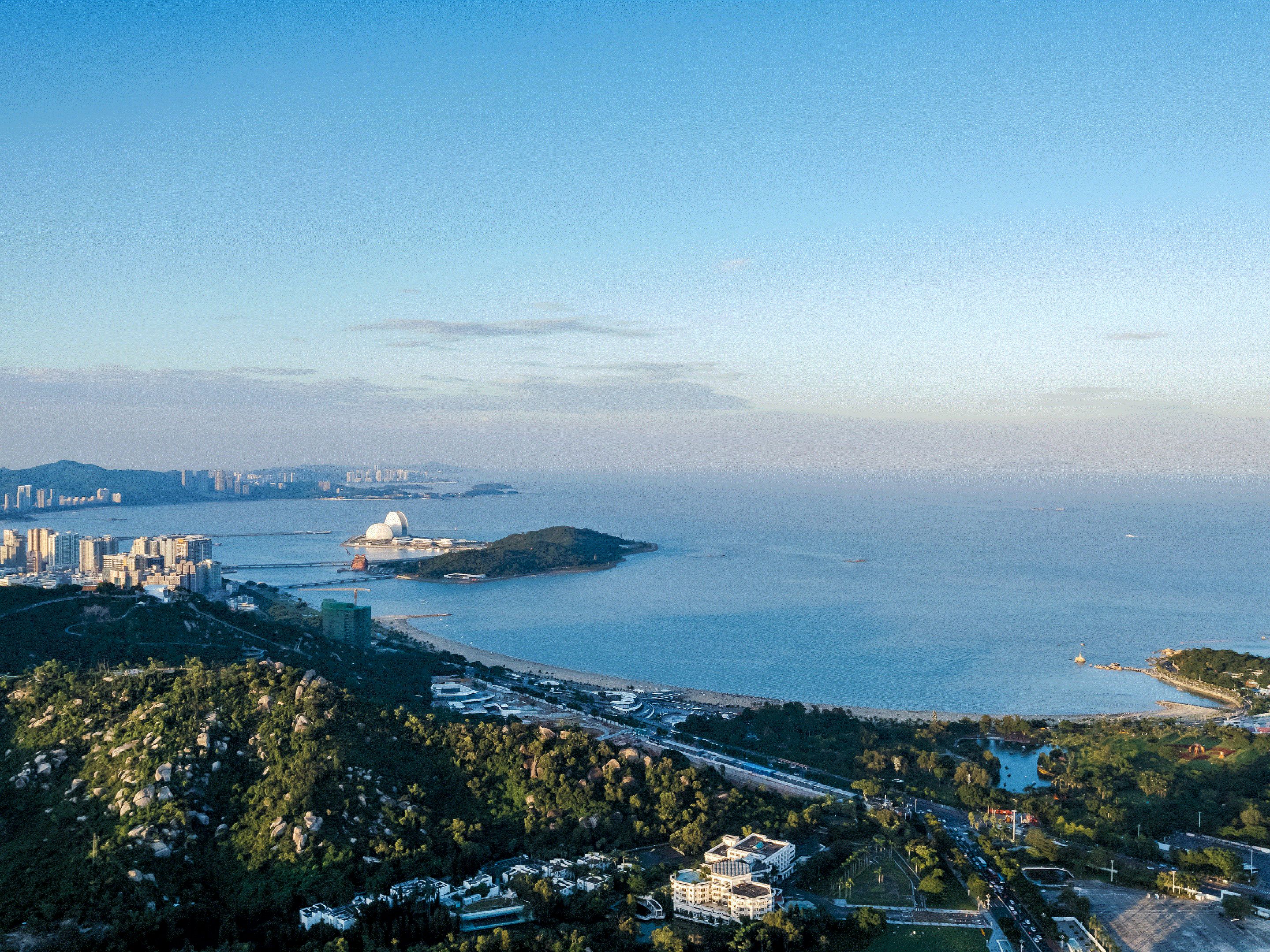 Adjacent to mountains and seas, close to local famous scenic spots