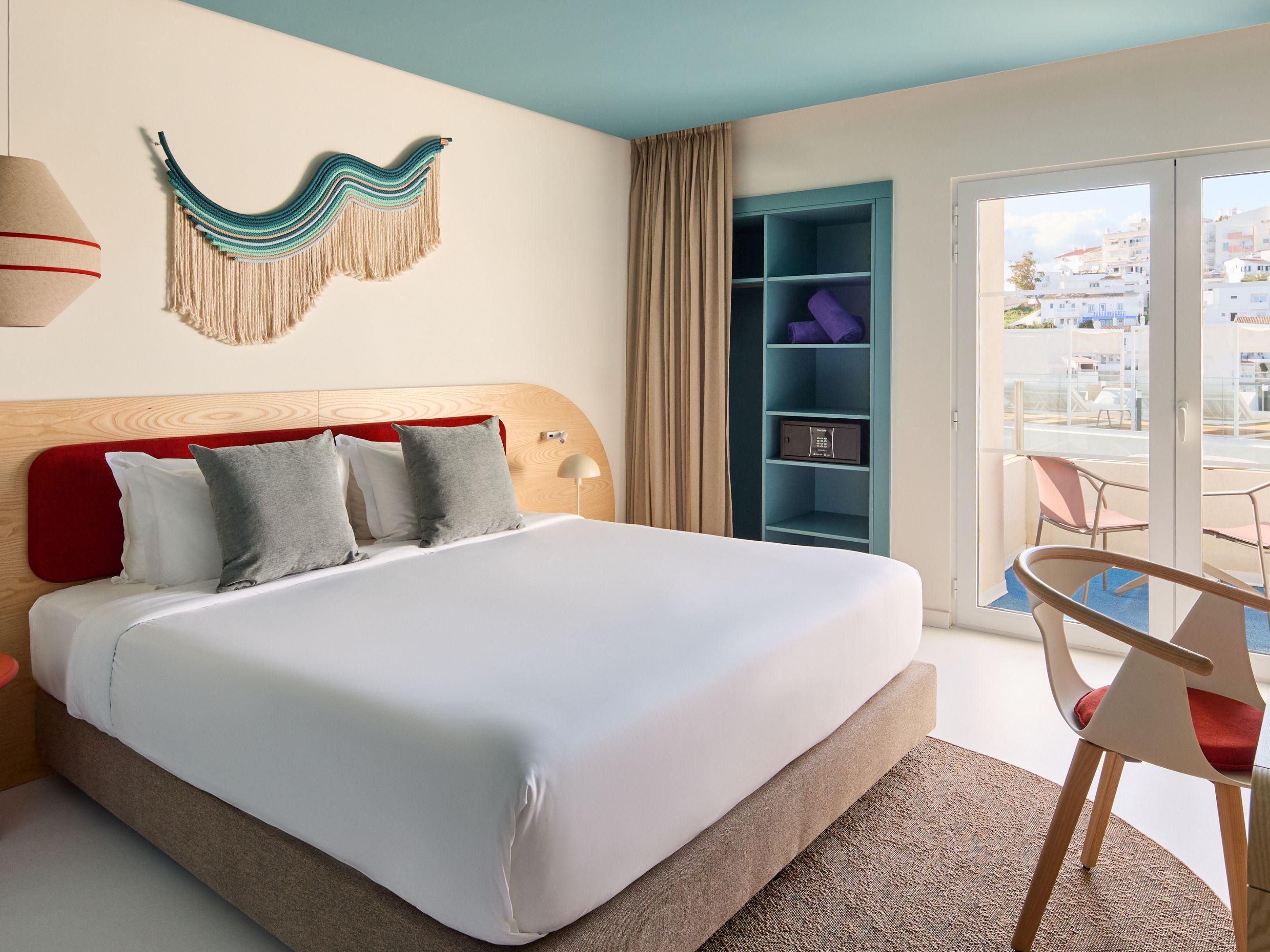 The spacious rooms and suites offer a warm environment. Elements such as textiles inspired by the colours and textures of the area create a unique atmosphere, inviting guests to immerse themselves in the culture. With large windows that allow natural light to flood in.