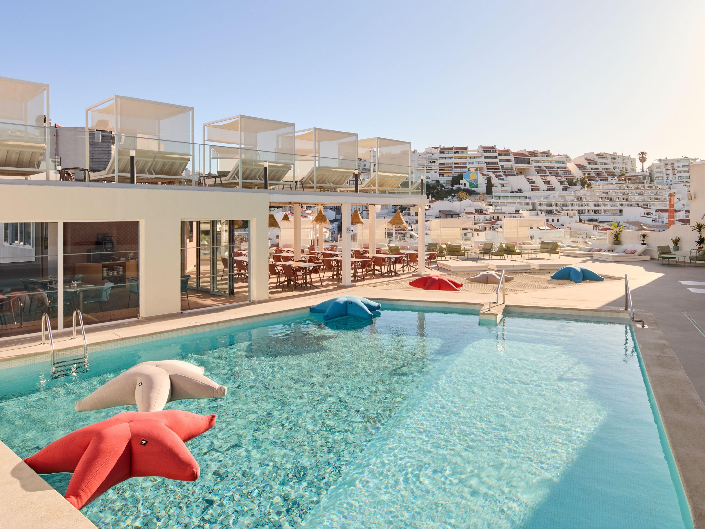 Soak up views of Albufeira old town at our rooftop pool, your ultimate spot for sun, drinks, and good vibes. Lounge on comfy sunbeds, enjoy tasty bites from the pool bar, and groove to great music. It’s the perfect place to relax, refresh, and dive into fun under the sun and into the night.