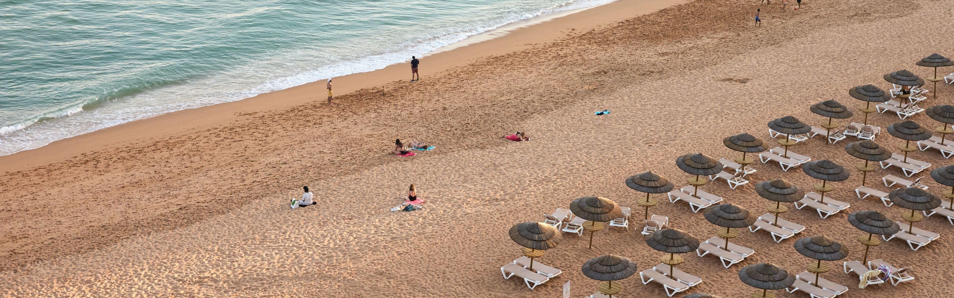 Just steps away, the perfect beach to unwind: Praia dos Pescadores