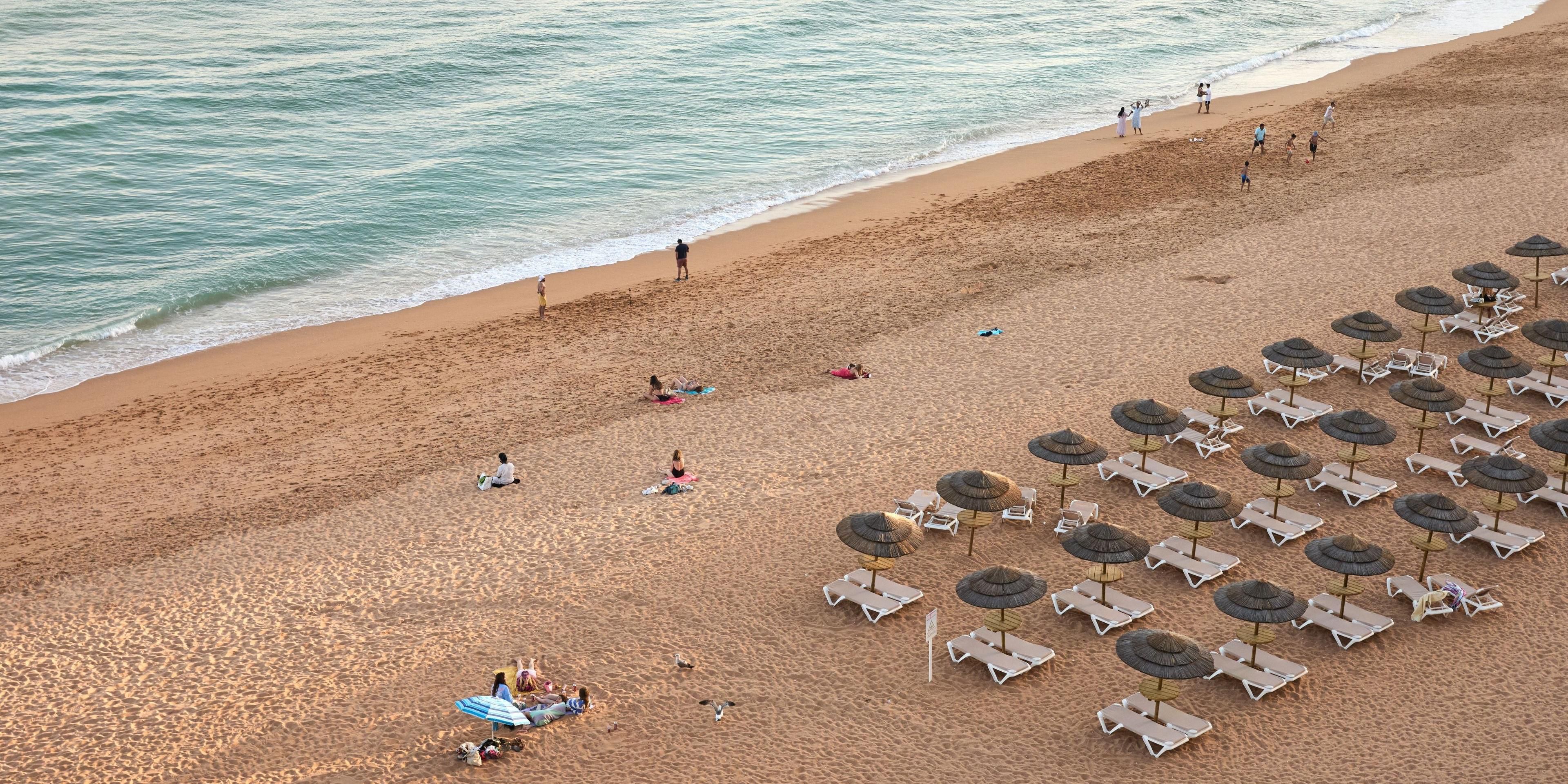Just steps away, the perfect beach to unwind: Praia dos Pescadores