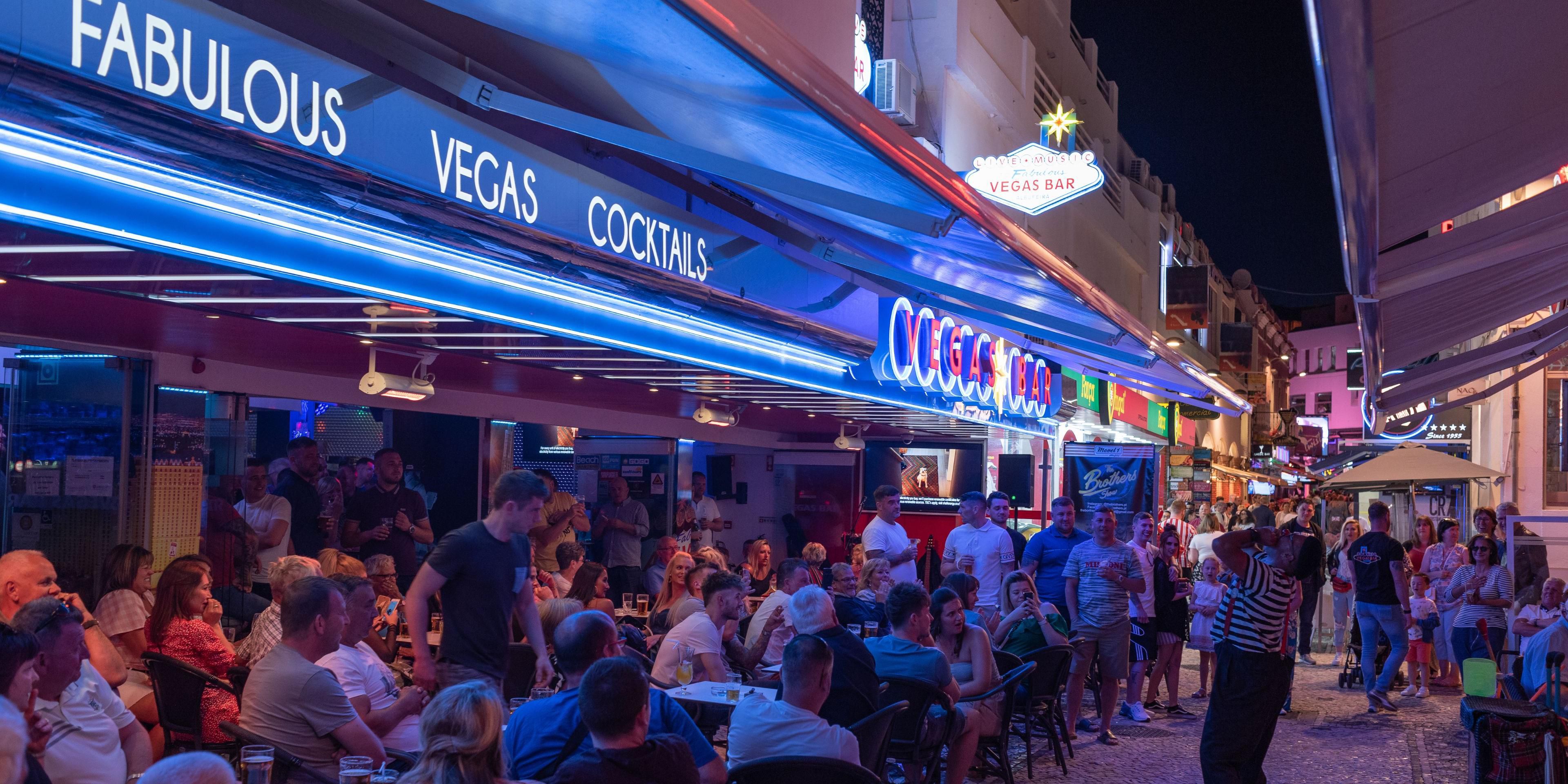 Bars, clubs and live music until late night