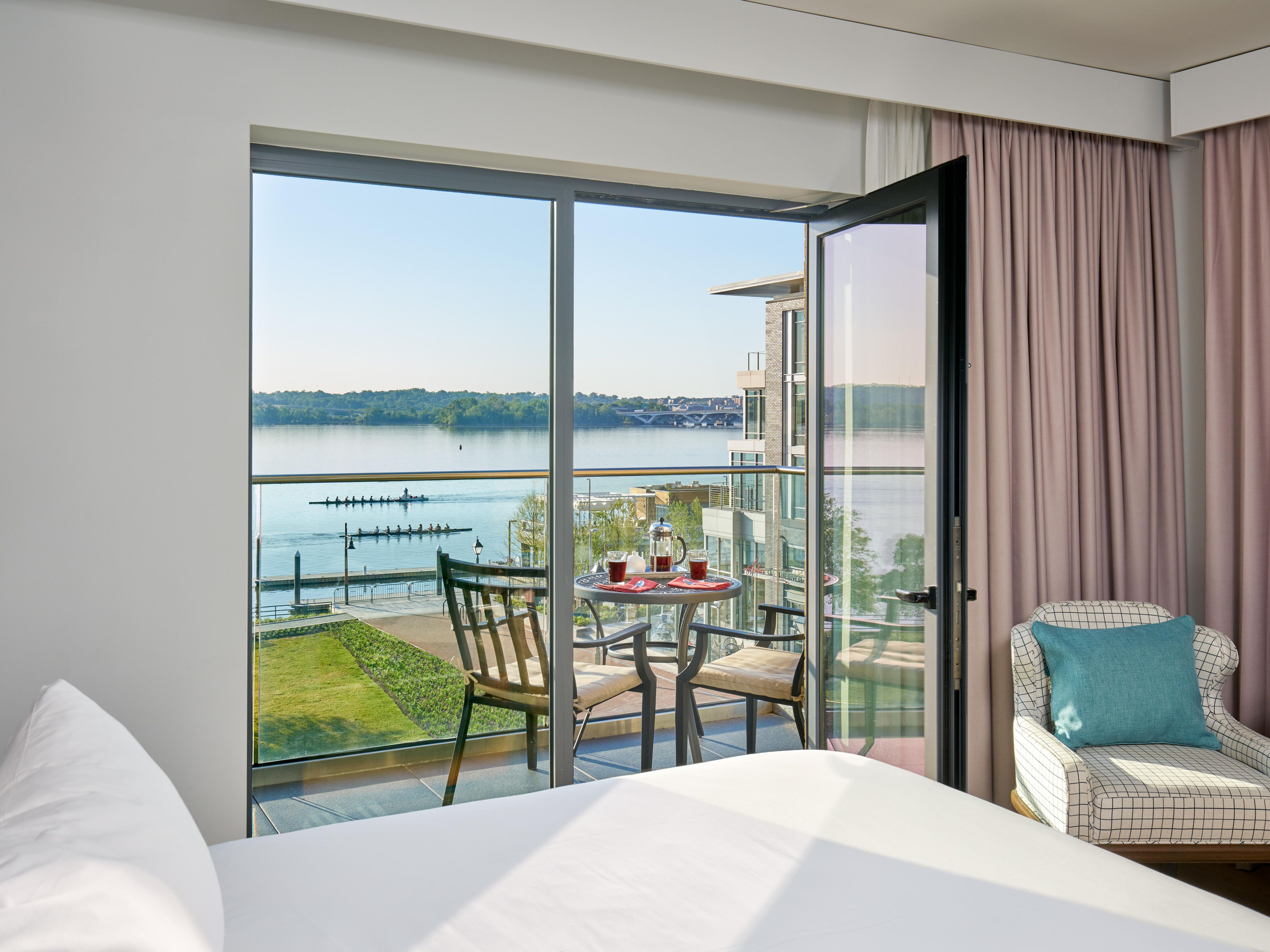 As the only waterfront hotel in Old Town Alexandria, Virginia, you can enjoy views of the Potomac River from some of our guest rooms, courtyard or onsite restaurant. Enjoy those river views with a walk or a Capital Bikeshare bike ride on the 18-mile paved Mount Vernon trail along the river.