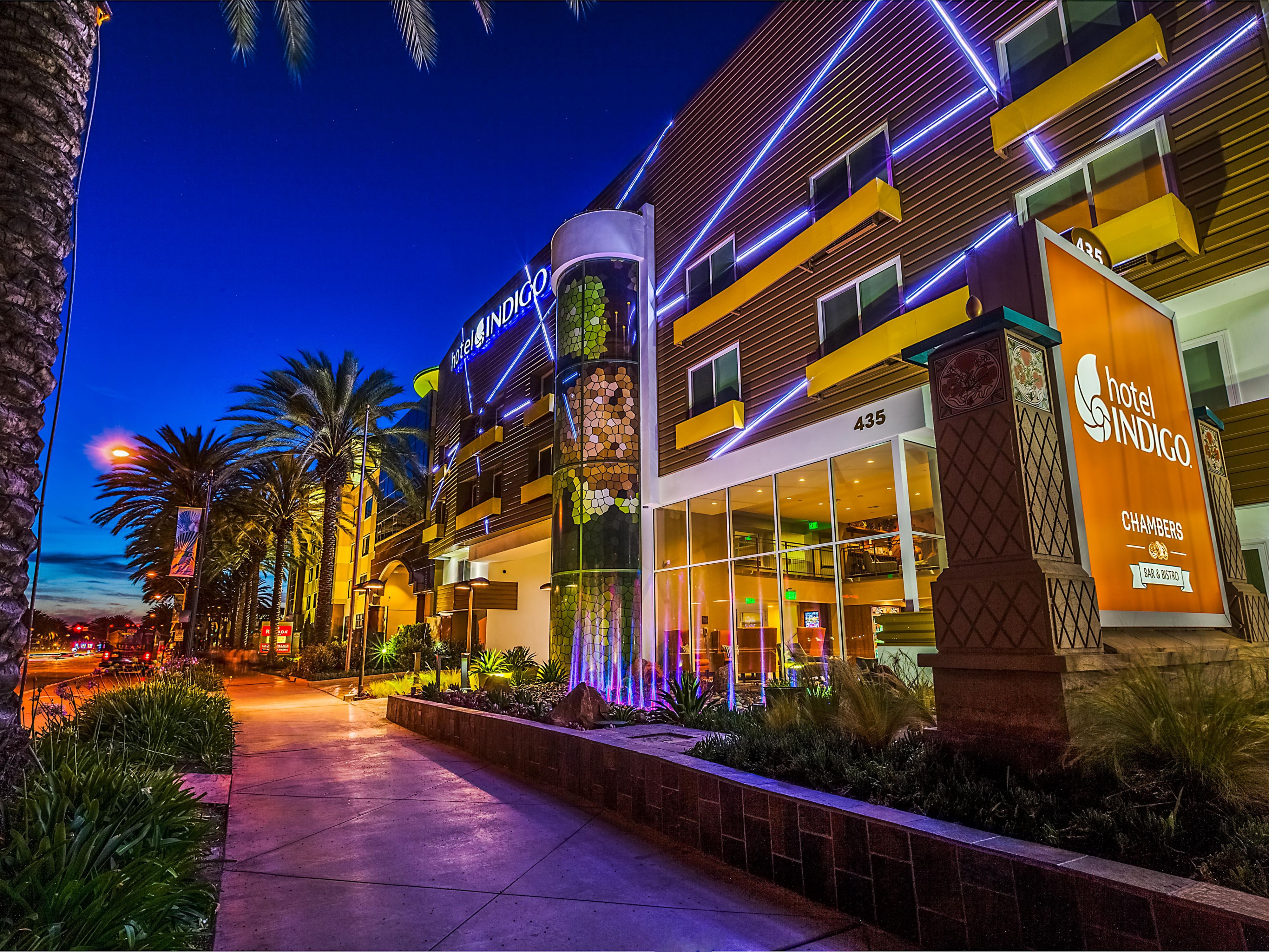 The famous Anaheim GardenWalk is an outdoor dining, entertainment and shopping destination situated in the heard of the Anaheim Resort District. 