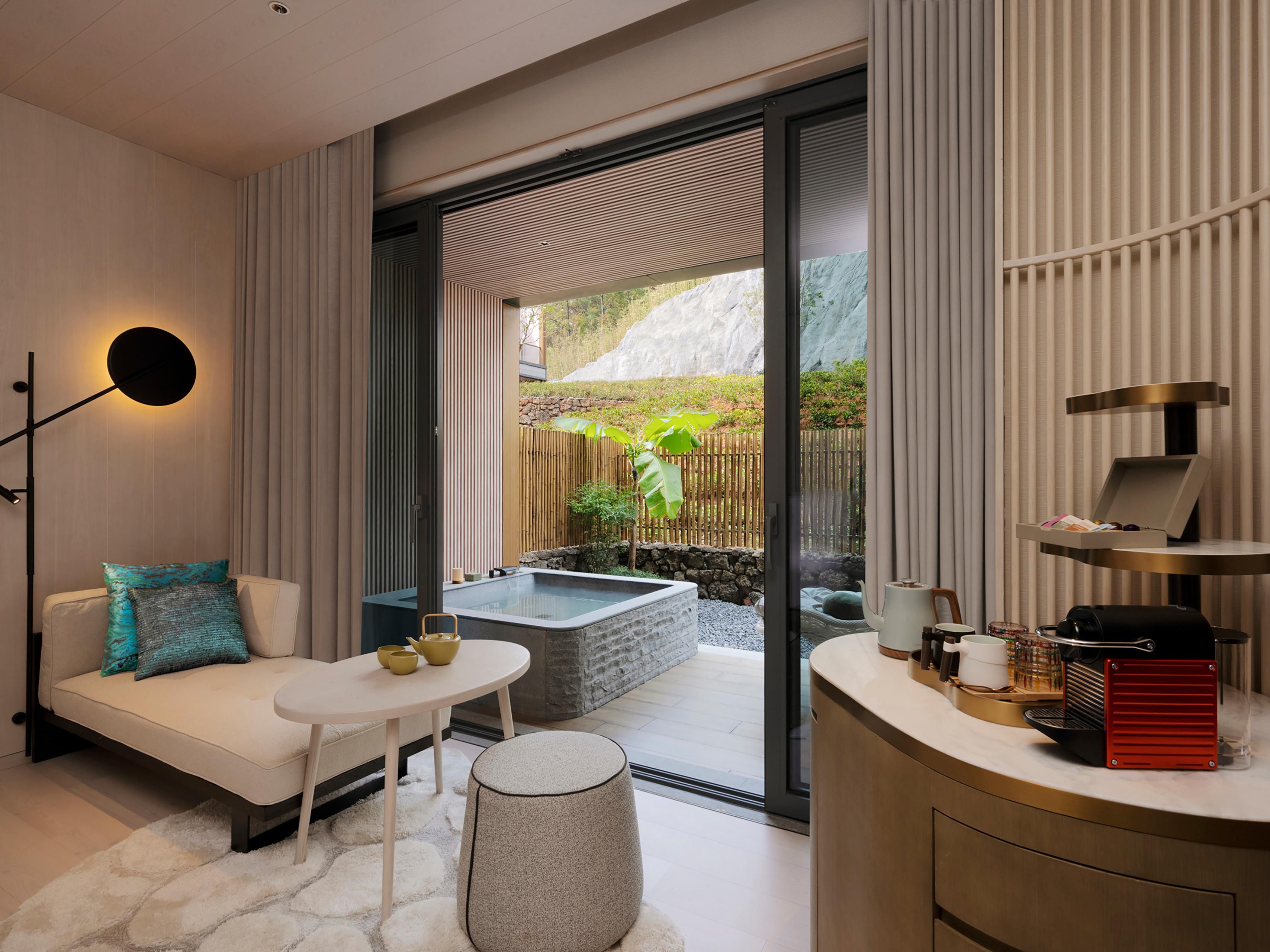 一方庭院，一池温暖。泡池设于私密院落中，四周以天然石材与绿意环绕。白日可眺远山叠翠，入夜则仰望星空，在自然怀抱中享受温暖浸润。